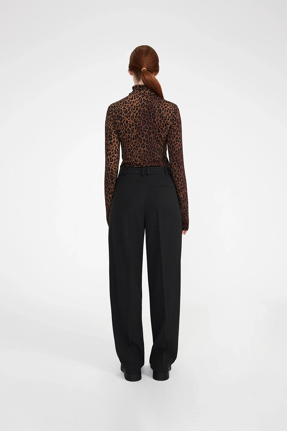 LALA BERLIN dunkelgraue Hose aus Polyestergemisch - Modelfoto von hinten