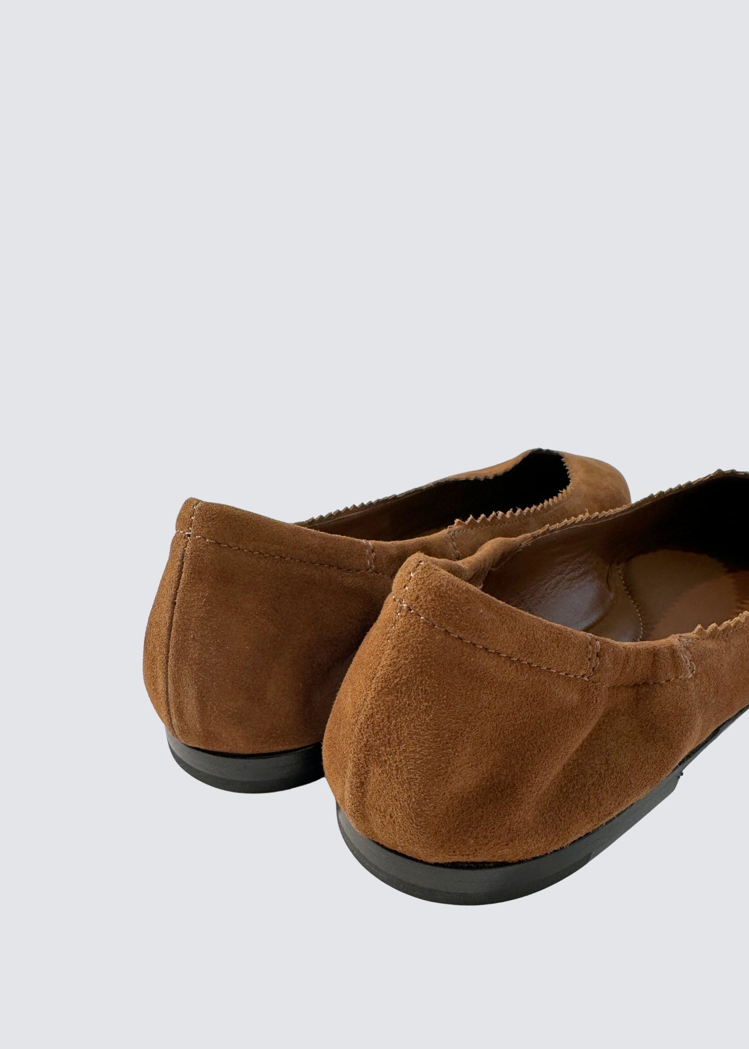 Pomme d'Or Ballerina Ingrid in Caramel  aus Wildleder mit gestanzter Wellenkante Detailfoto der Ferse