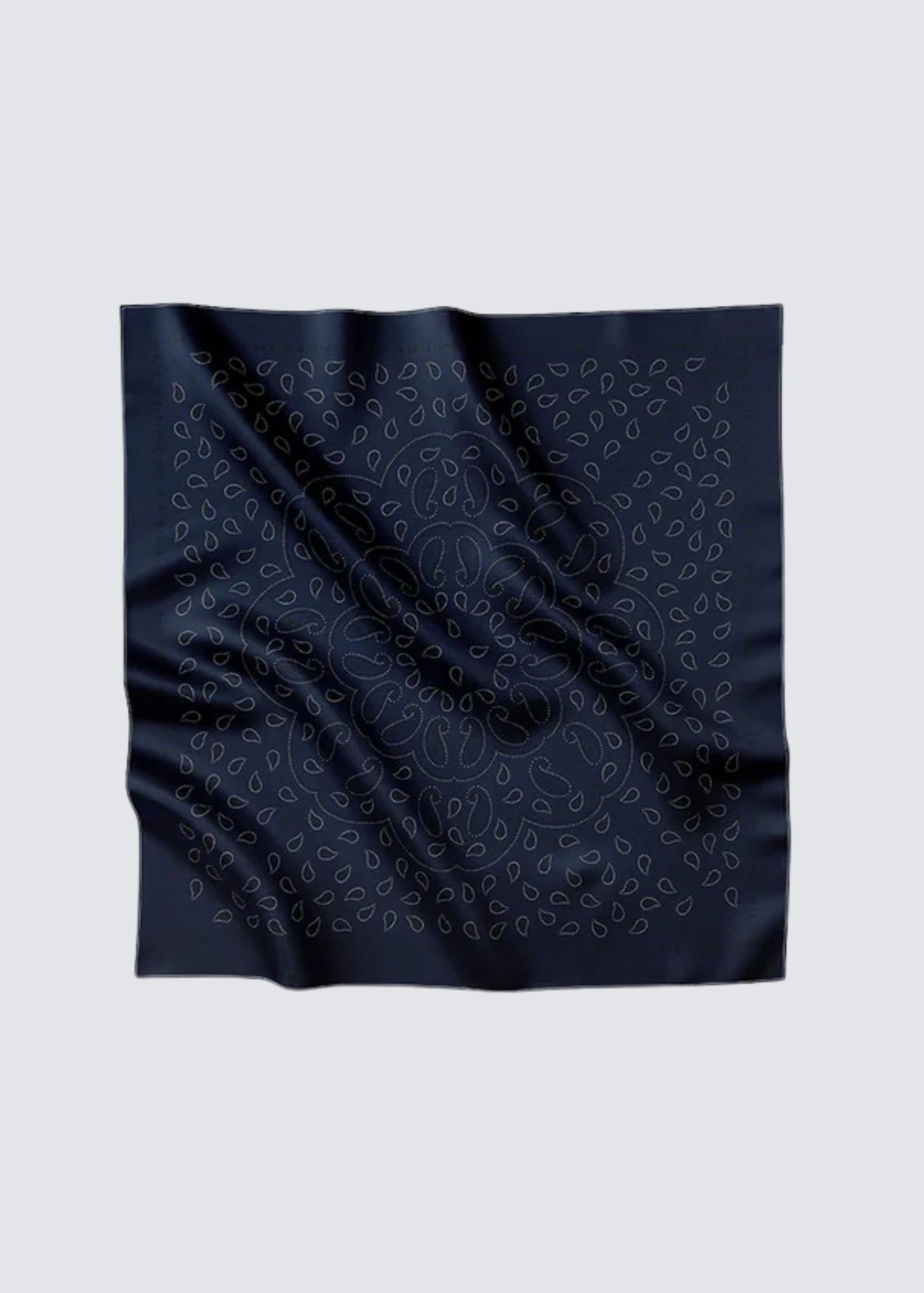 Prinz Berlin dunkelblaues Paisley mit Musterung, man sieht weiße Ornamente auf blauem Grund. Flatshot. 