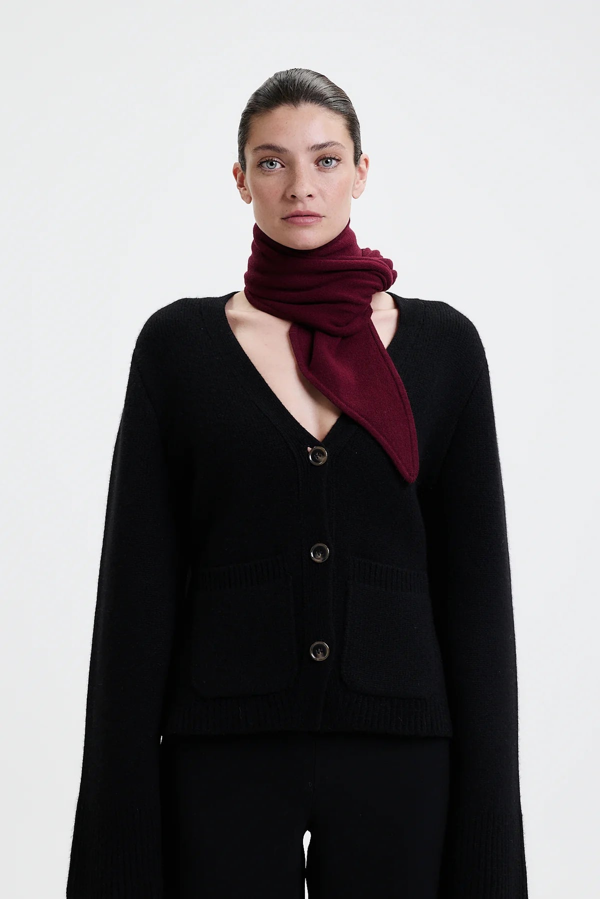 Prinz Berlin Bandeau. Kurzschal mit spitz zulaufenden Enden. Bordeaux mit Prinz Berlin Logo an der Spitze. Das Model trägt Ihn fest gebunden. Portrait des Models.