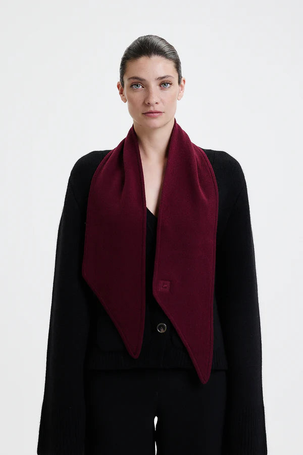 Prinz Berlin Bandeau. Kurzschal mit spitz zulaufenden Enden. Bordeaux mit Prinz Berlin Logo an der Spitze. Das Model trägt Ihn locker über den Schultern. Portrait des Models.