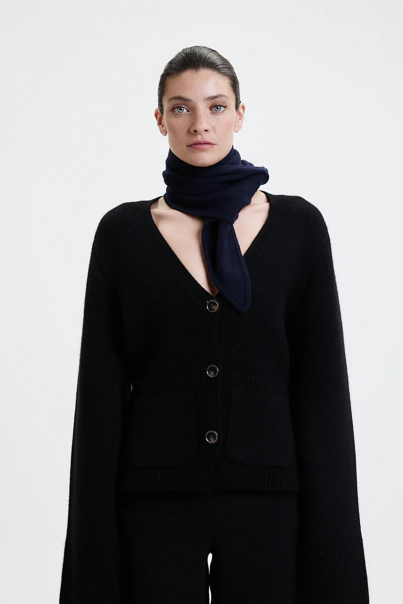 Prinz Berlin Bandeau. Kurzschal mit spitz zulaufenden Enden. Dunkel Blau mit Prinz Berlin Logo an der Spitze. Das Model trägt Ihn fest gebunden. Portrait des Models.