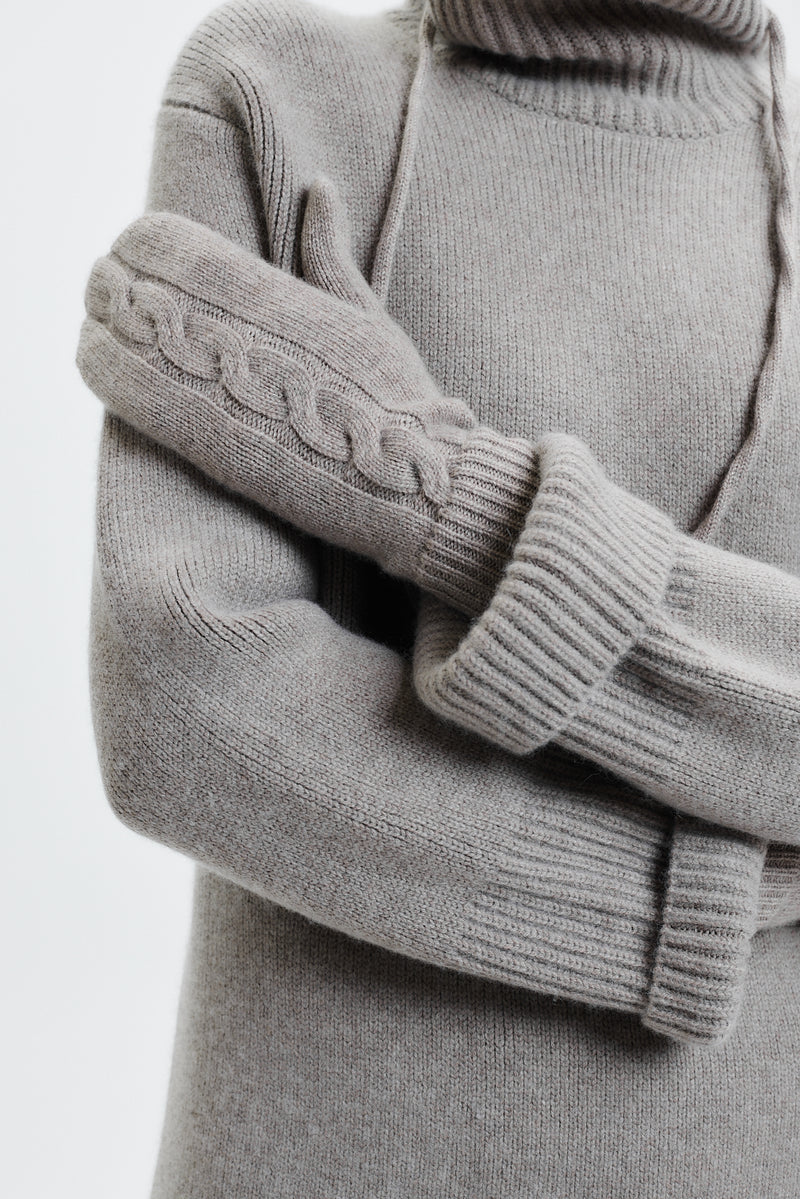 Prinz Berlin taupe Mittens mit Rippenstrick. Model trägt die Handschuhe und hat die Kordel um den Hals gebunden. Portrait Ansicht des Models.