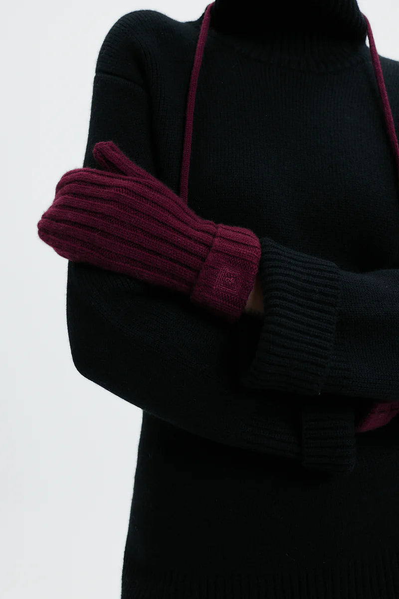 Prinz Berlin bordeaux Mittens mit Rippenstrick. Model trägt die Handschuhe und hat die Kordel um den Hals gebunden. Portrait Ansicht des Models.