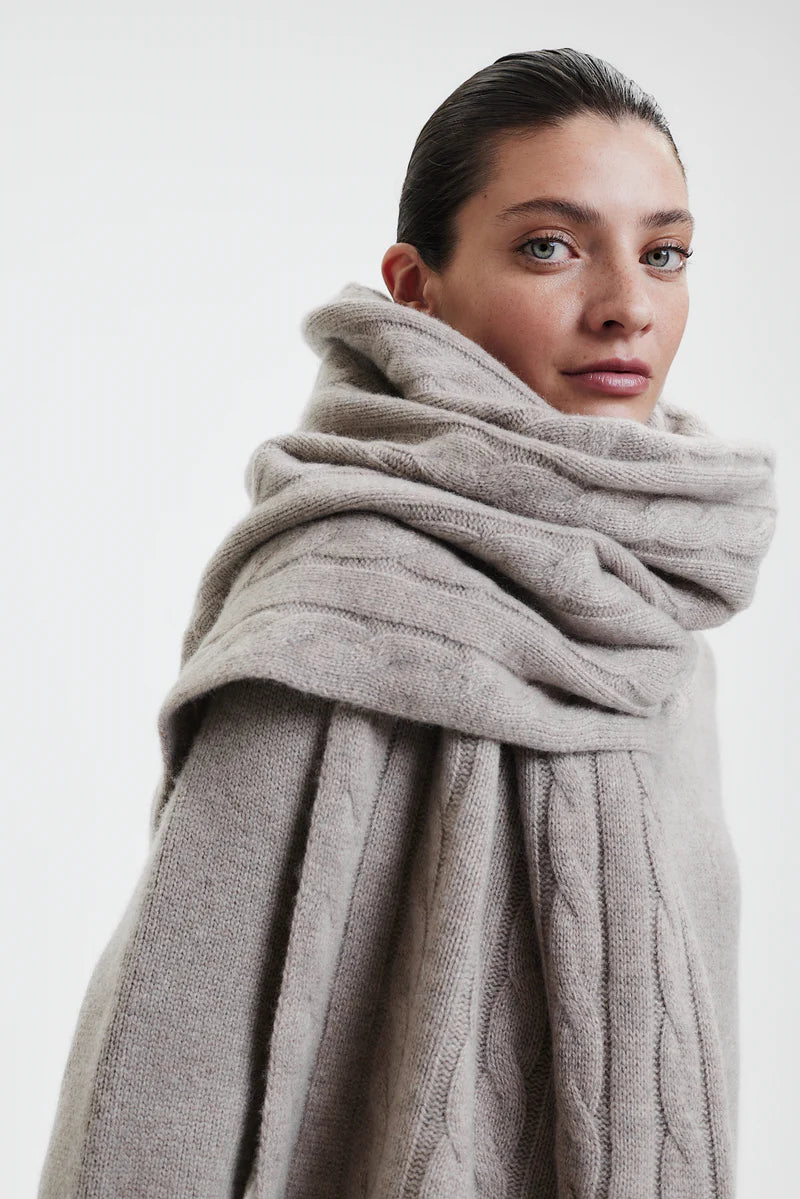 Prinz Berlin taupe Kaschmir Schal mit Rippenstrick Optik. Das Model trägt den Schal locker gebunden.
 Portrait des Models.