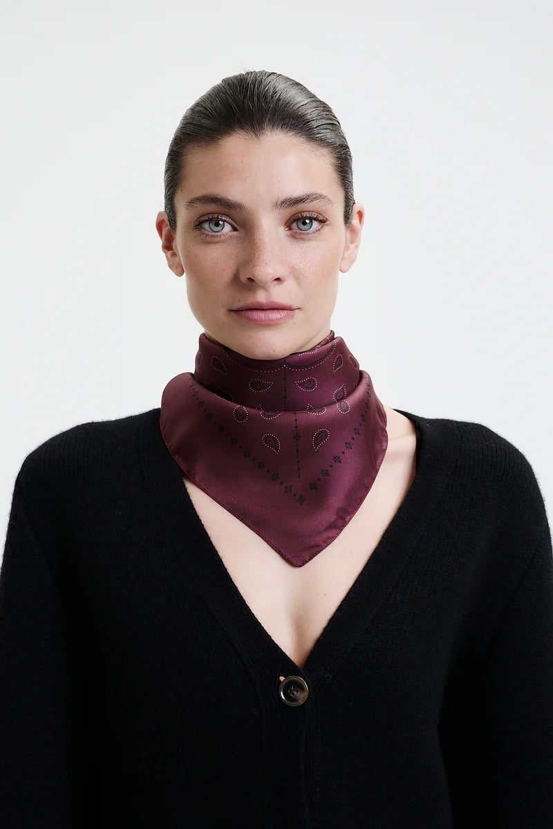 Prinz Berlin bordeaux Paisley mit Musterung. Model trägt den Schal um den Hals. Portrait Ansicht des Models.