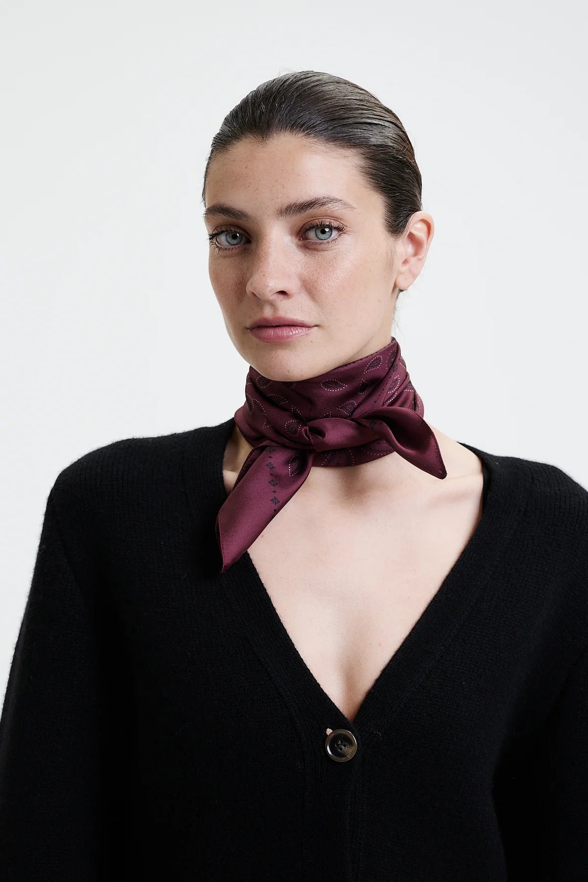 Prinz Berlin bordeaux Paisley mit Musterung. Model trägt den Schal um den Hals, geknotet. Portrait Ansicht des Models.