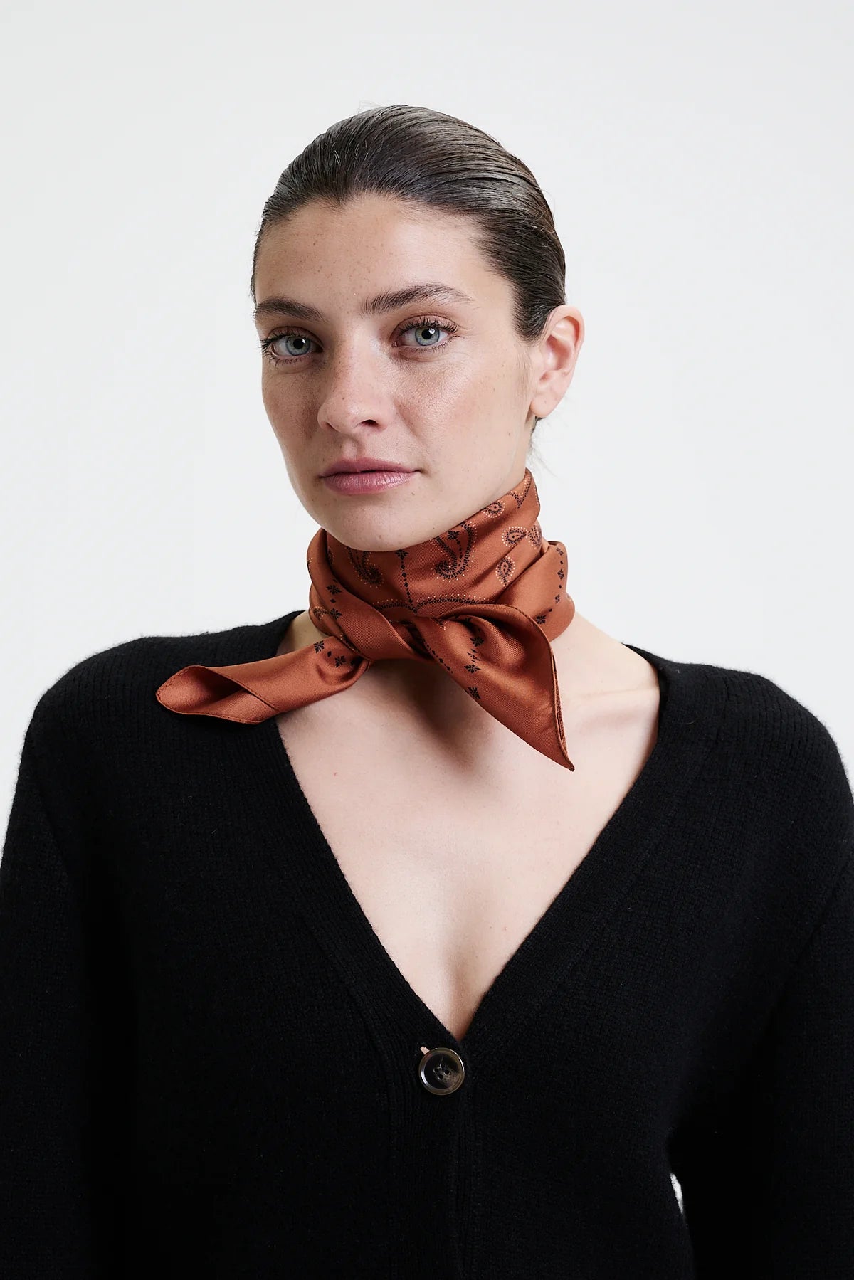 Prinz Berlin bronze Paisley mit Musterung. Model trägt den Schal um den Hals, geknotet. Portrait Ansicht des Models.