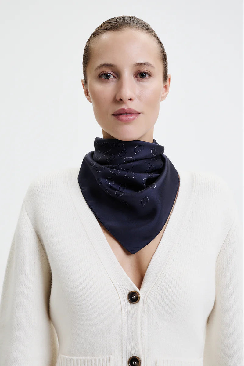 Prinz Berlin dunkel blaues Paisley mit Musterung. Model trägt den Schal um den Hals. Portrait Ansicht des Models.