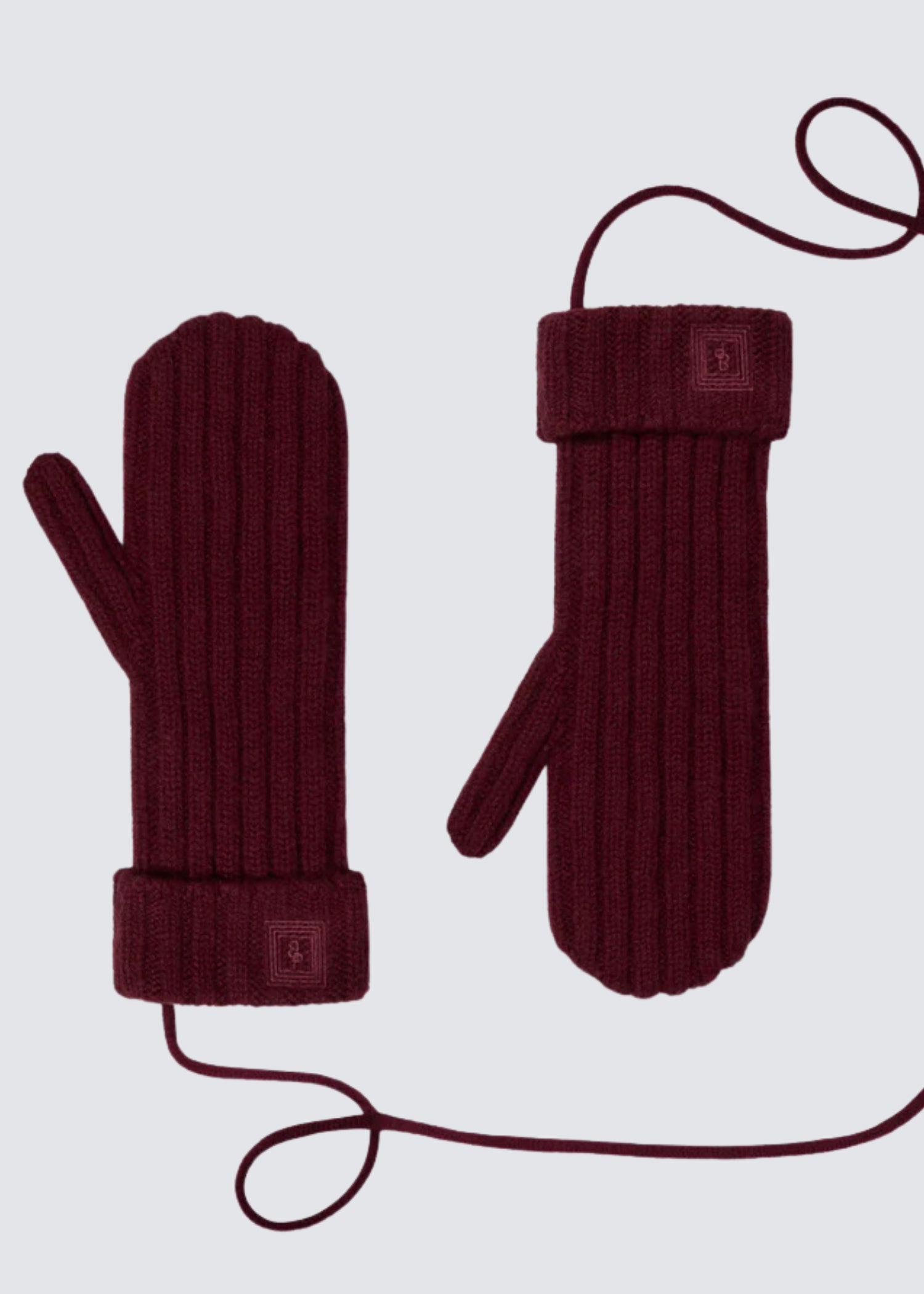 Prinz Berlin Mittens, bordeaux Fäustlinge mit Kordel. Prinz Berlin Logo am Saum. Flatshot.