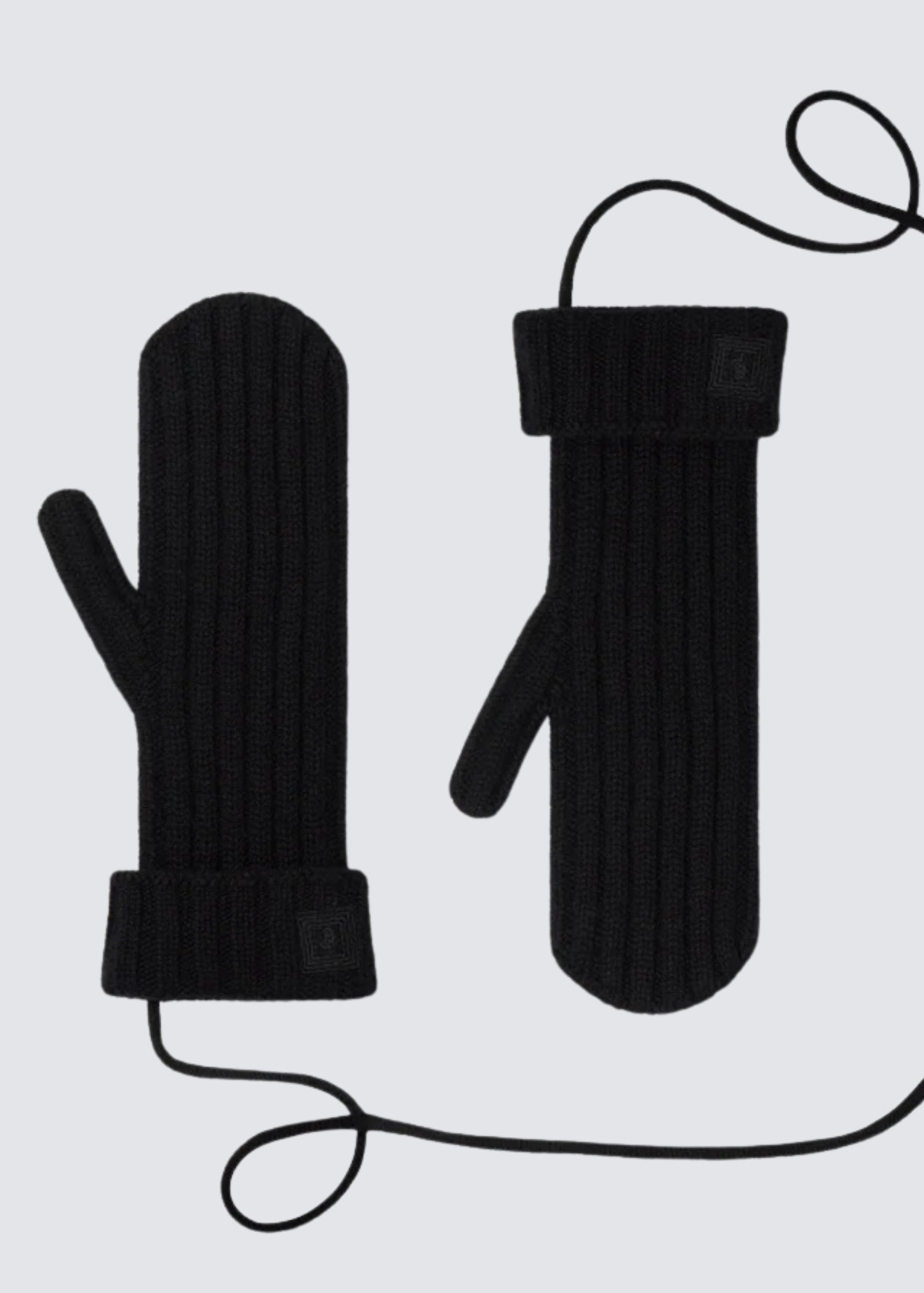 Prinz Berlin Mittens, schwarze Fäustlinge mit Kordel. Prinz Berlin Logo am Saum. Flatshot.