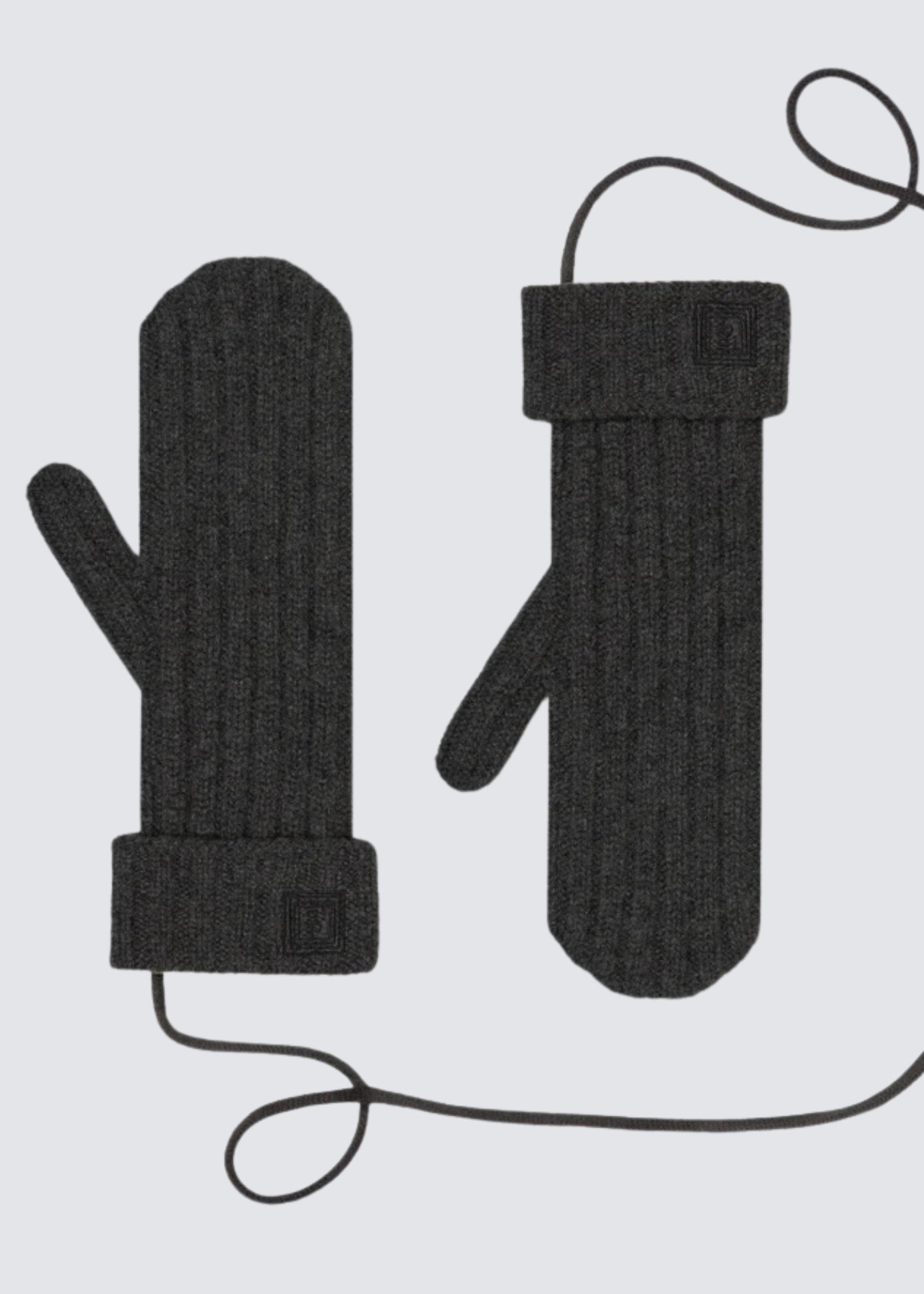 Prinz Berlin Mittens, graphite Farbende Fäustlinge mit Kordel. Prinz Berlin Logo am Saum. Flatshot.
