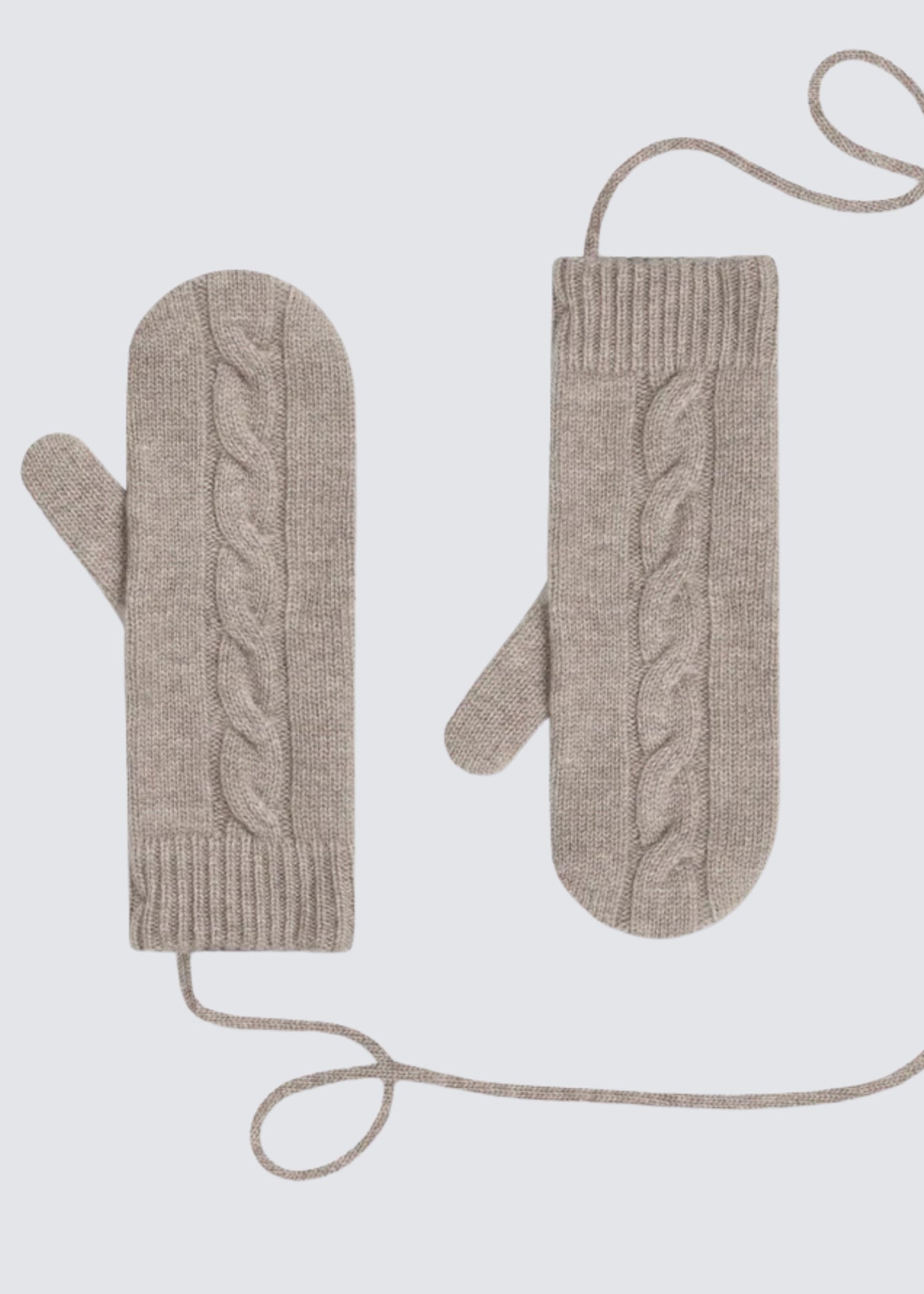 Prinz Berlin Mittens, taupe Farbende Fäustlinge mit Kordel. Prinz Berlin Logo am Saum. Flatshot.
