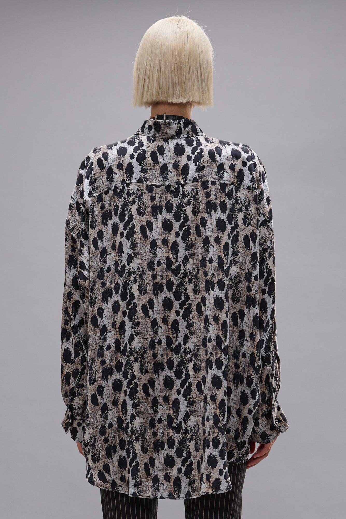 Leoparden Print Bluse in Silberoptik. Lockere Passform. Model Bild, Rückseite.