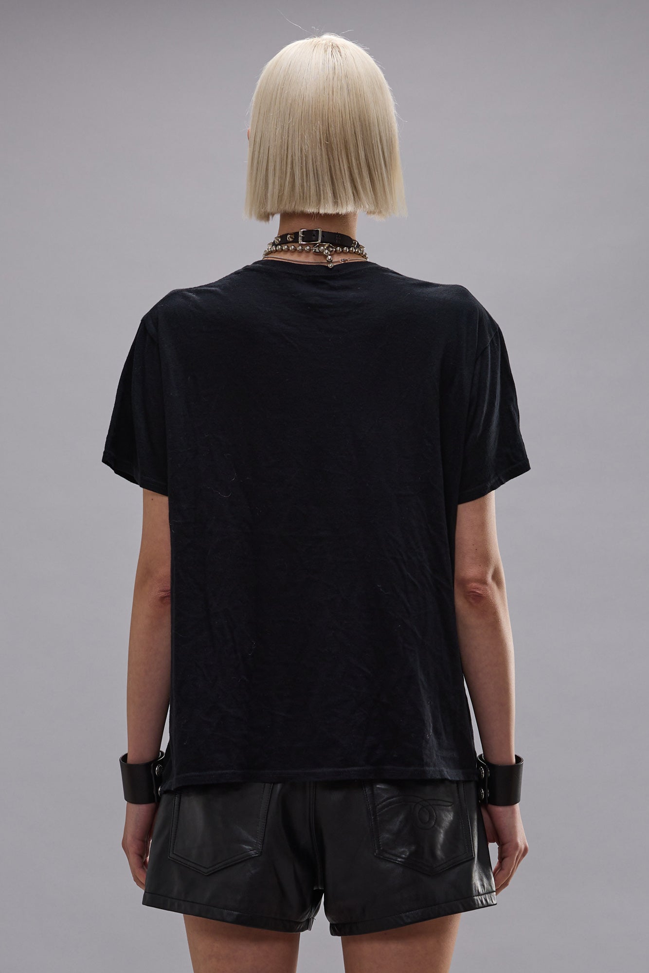 TShirt aus Schwarzer Baumwolle. Normale Passform. Model Bild, Rückseite