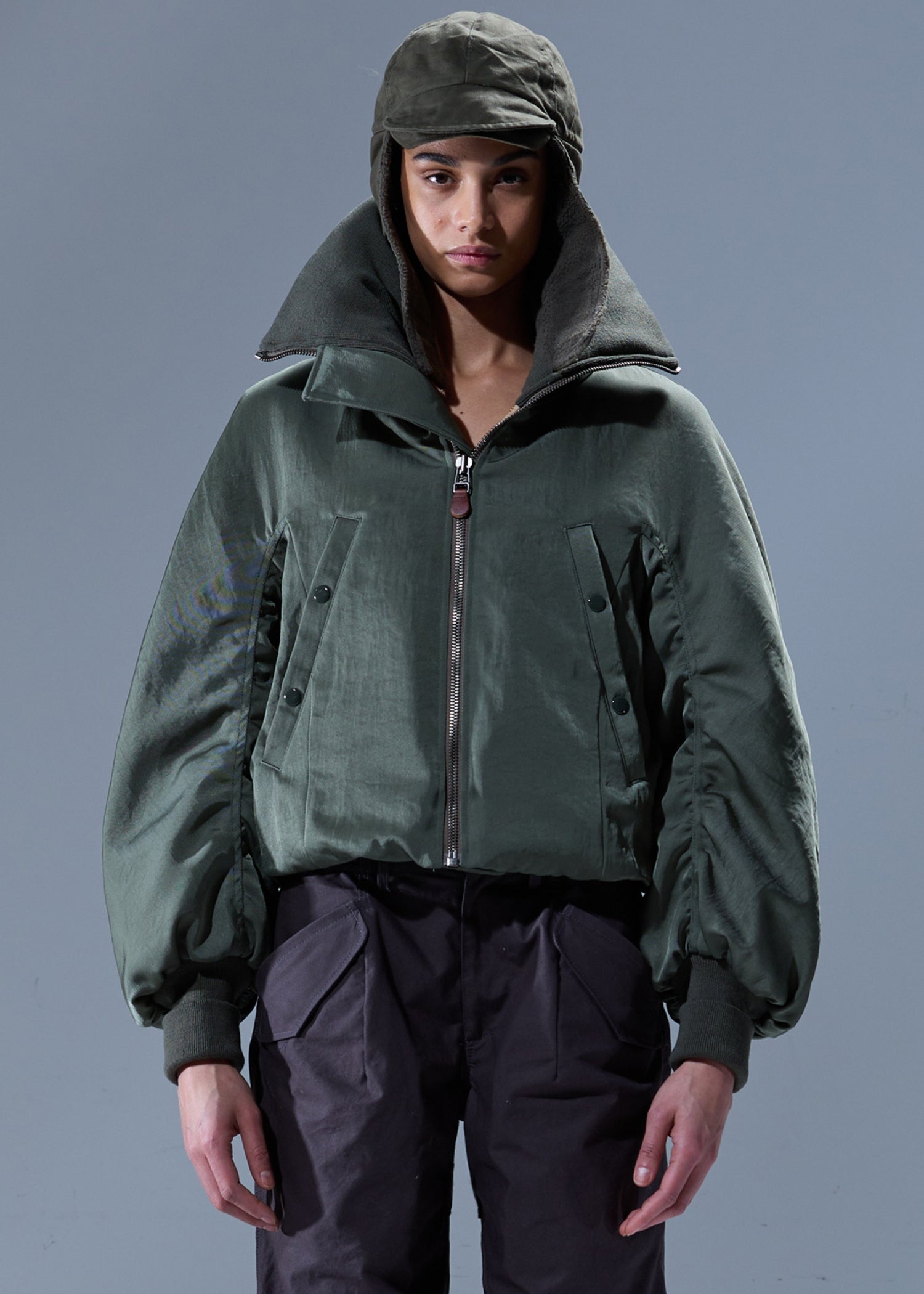 Khaki Farbende Bomberjacke mit Stehkragen. Model Bild, Front Ansicht.