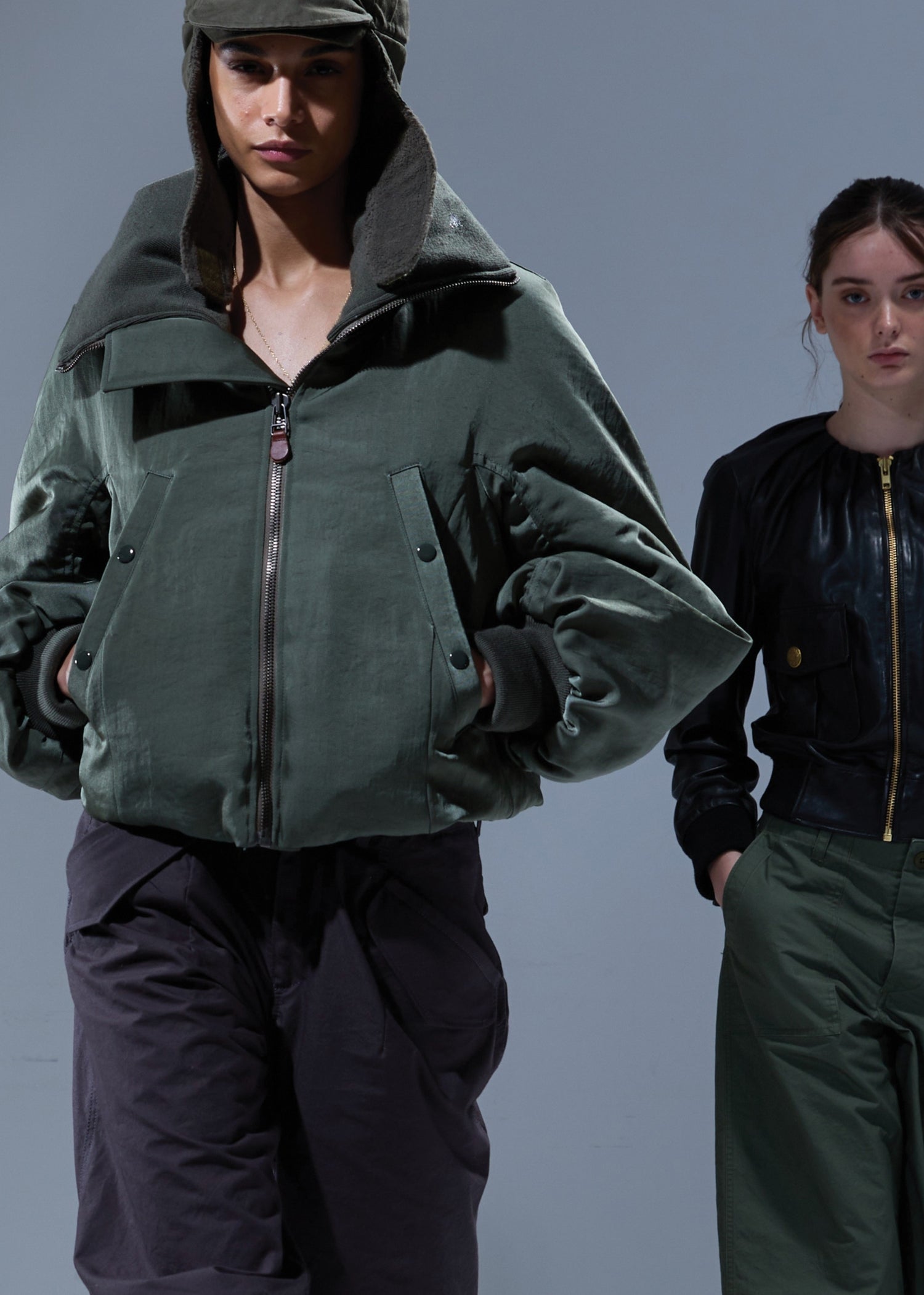 Khaki Farbende Bomberjacke mit Stehkragen. Model Bild, Front Ansicht.