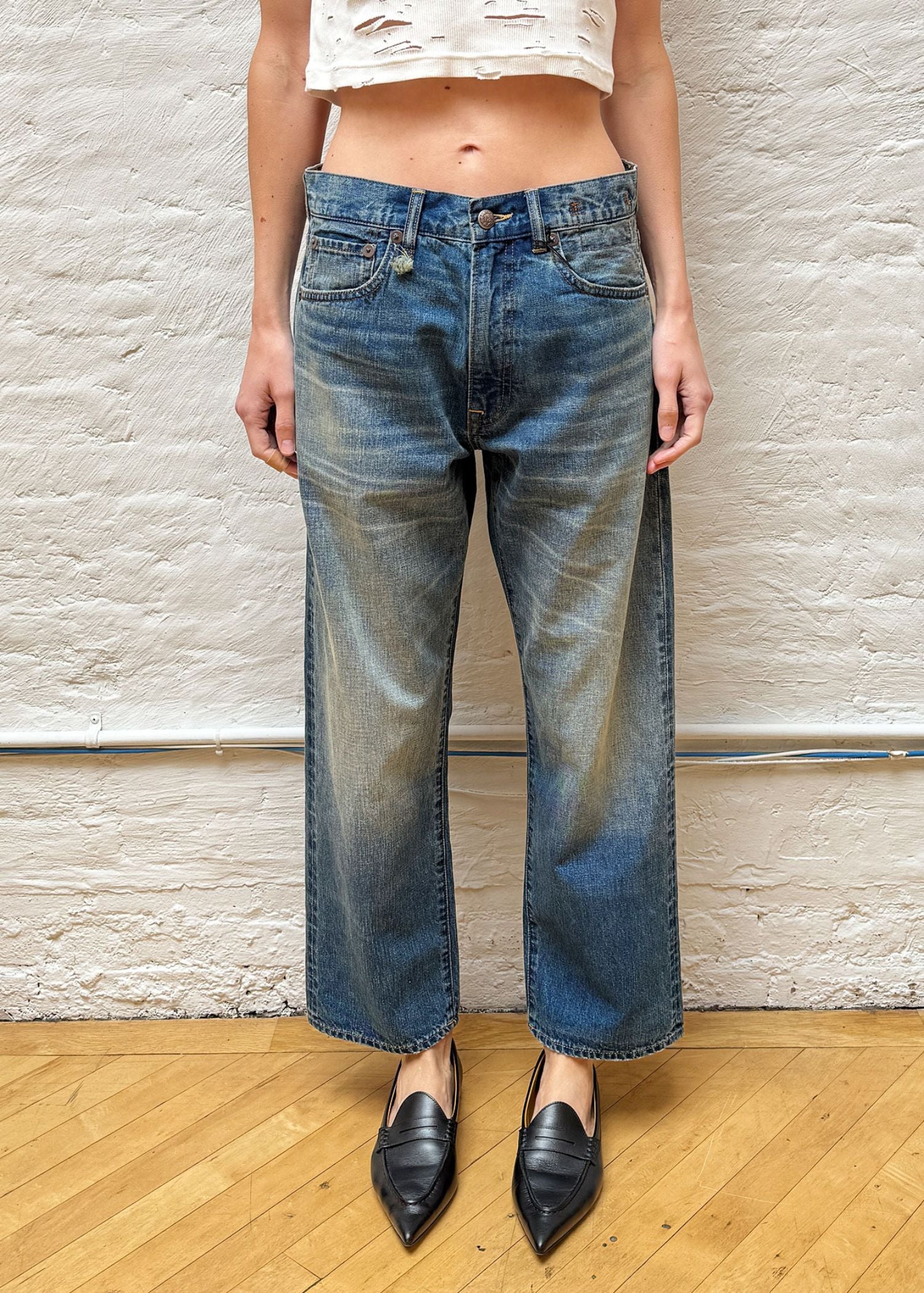 R13, X-Boyfriend, Depot Blue, Jeans, Modelansicht vorne mit Fokus auf Beine, leichter cropped fit, straight legs weiter Look kombiniert mit Schwarzen Schuhen aus leder, Tragbild vor weißer Wand