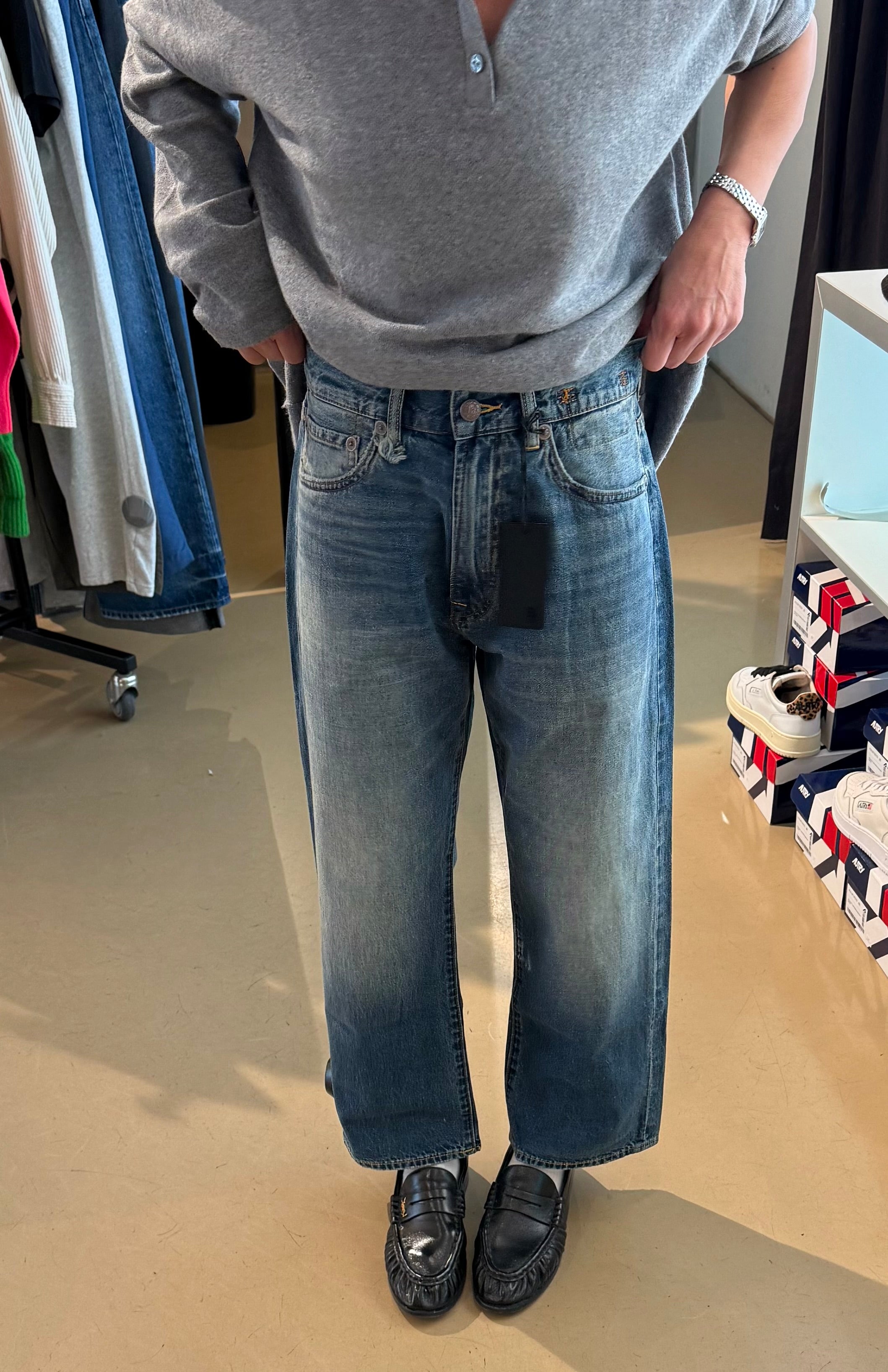 R13, X-Boyfriend, Depot Blue, Jeans, Tragbild in Boutique, Bekleidungsgeschäft, Ansicht von vorne , cropped look, wide fit, straight legs, kombiniert mit schwarzen Lederschuhen
