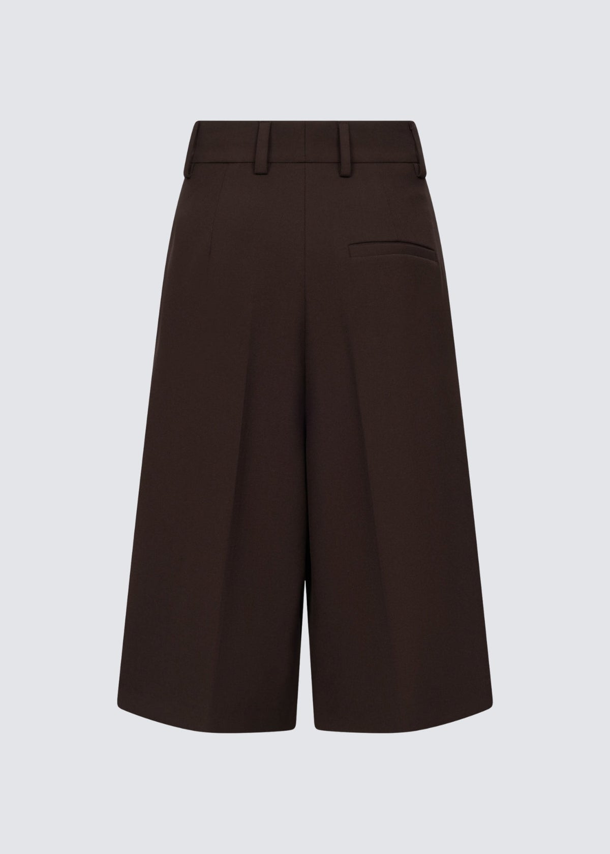 Freistehende Rossi Short von hinten mit Gesäßtasche.