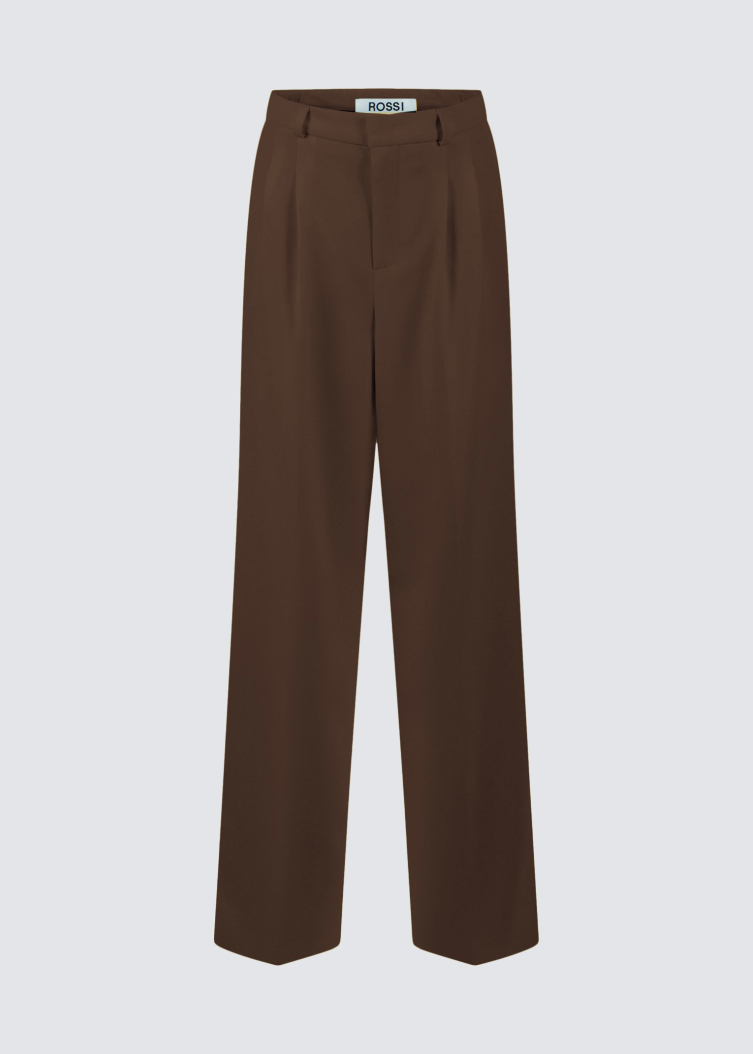 Anzugshose in Braun mit Bundfalten und Mittelhohem Bund sowie Gürtelschlaufen. Seitlich integrierte Eingriffstaschen. Gerades Bein. Flat Shot.