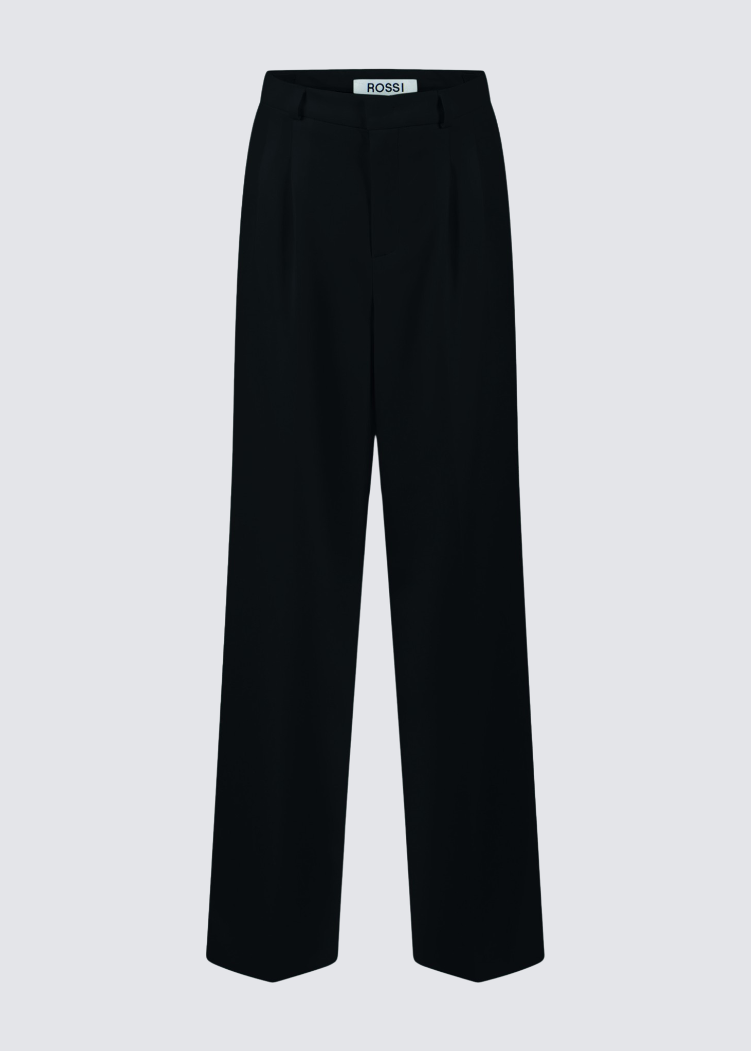 Anzugshose in Schwarz mit Bundfalten und Mittelhohem Bund sowie Gürtelschlaufen. Seitlich integrierte Eingriffstaschen. Gerades Bein. Flat Shot.