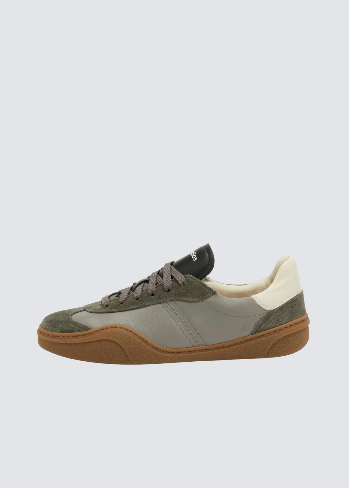Acne Sneaker aus Wild- und Glattleder mit einer schmalen Silhouette in einem gräulichen grün Ton - Flatshot Seitenansicht 