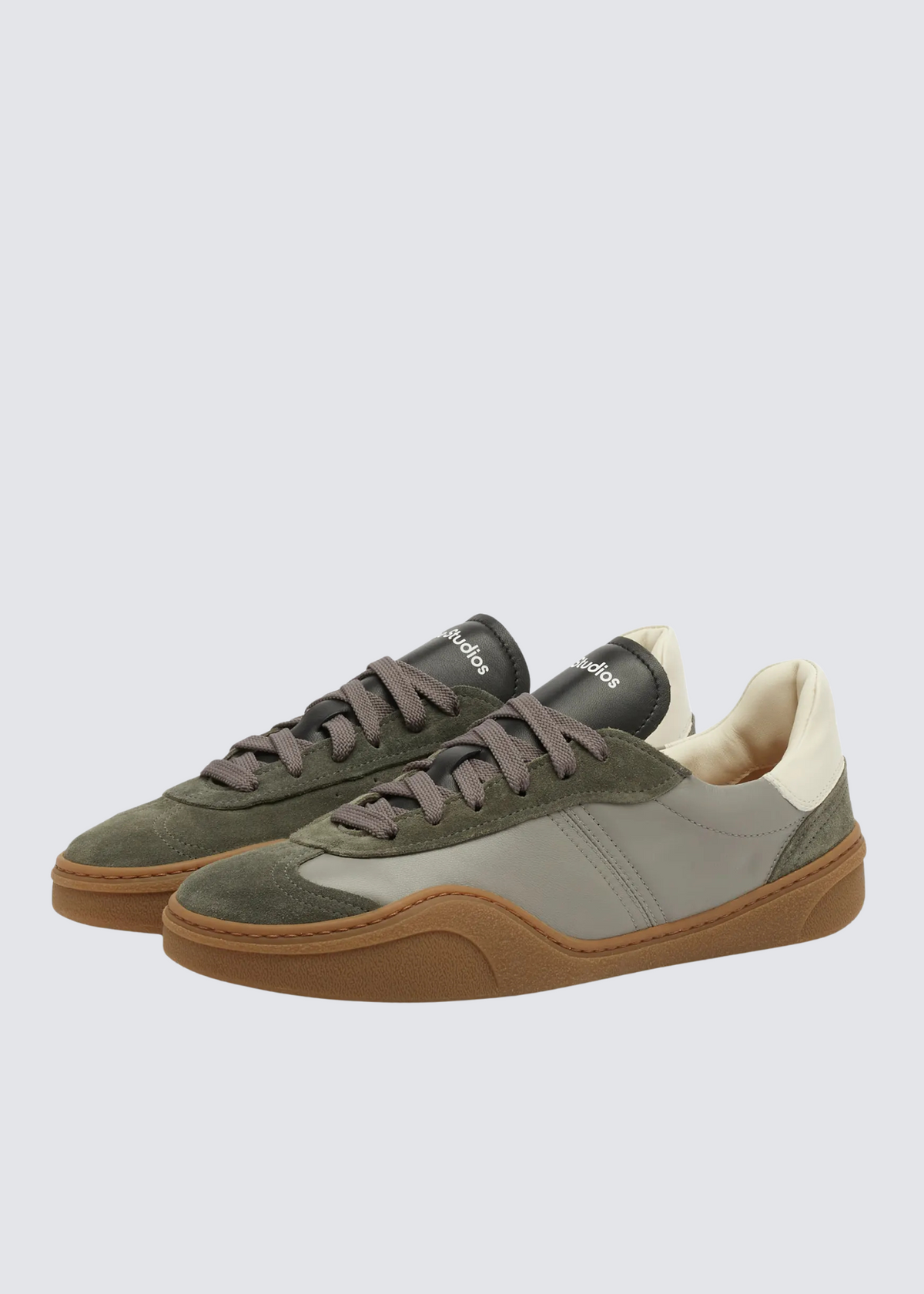 Acne Sneaker in Wild- & Glattleder mit einer schmalen Silhouette in einem gräulich-grünen Farbton - Dreiviertel Ansicht 