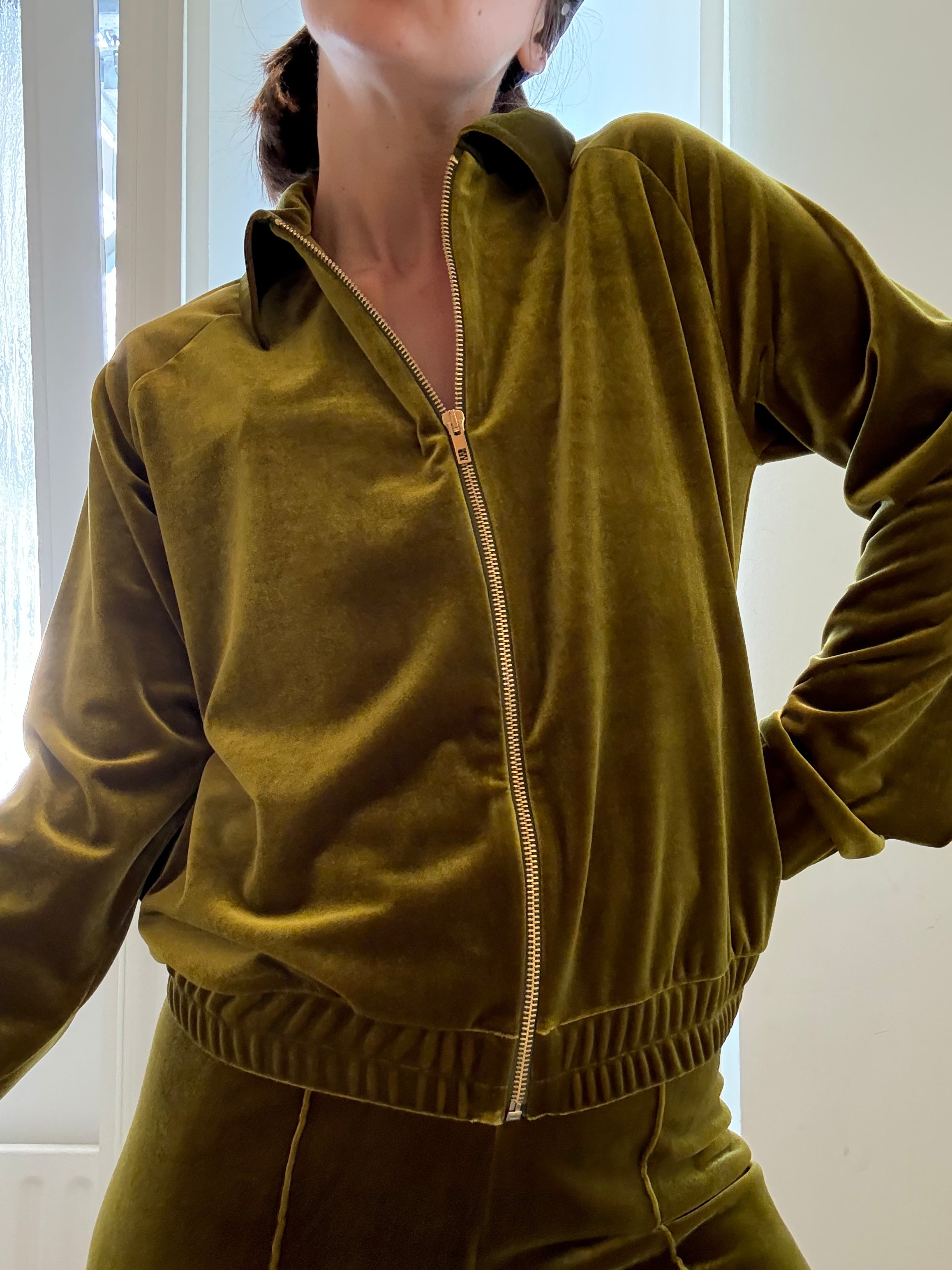 Simone Wild grün-gelbe Blouson-Jacke aus Samt am Model, Detailfoto Vorderseite 1