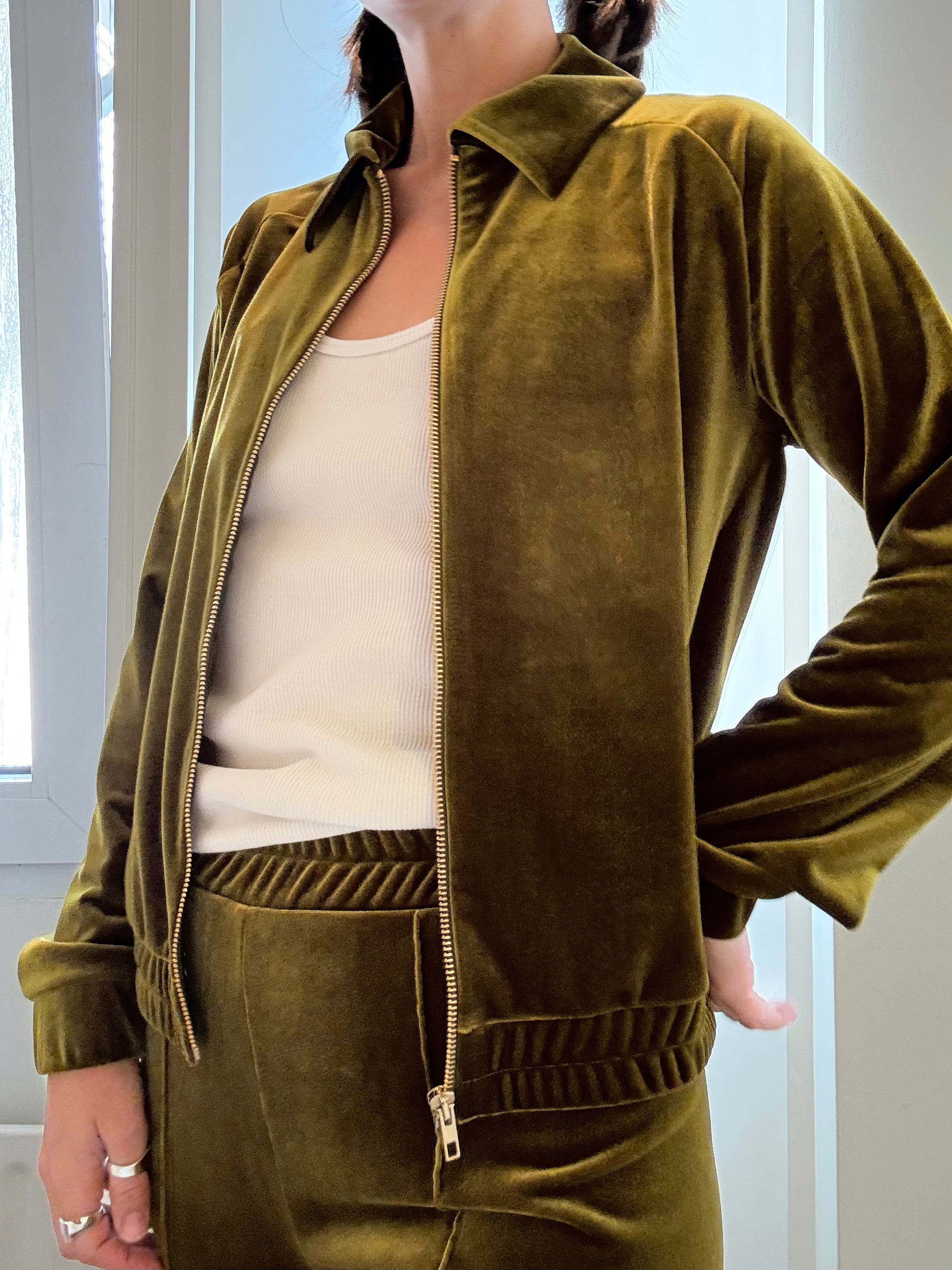 Simone Wild grün-gelbe Blouson-Jacke aus Samt am Model, Detailfoto Vorderseite 2