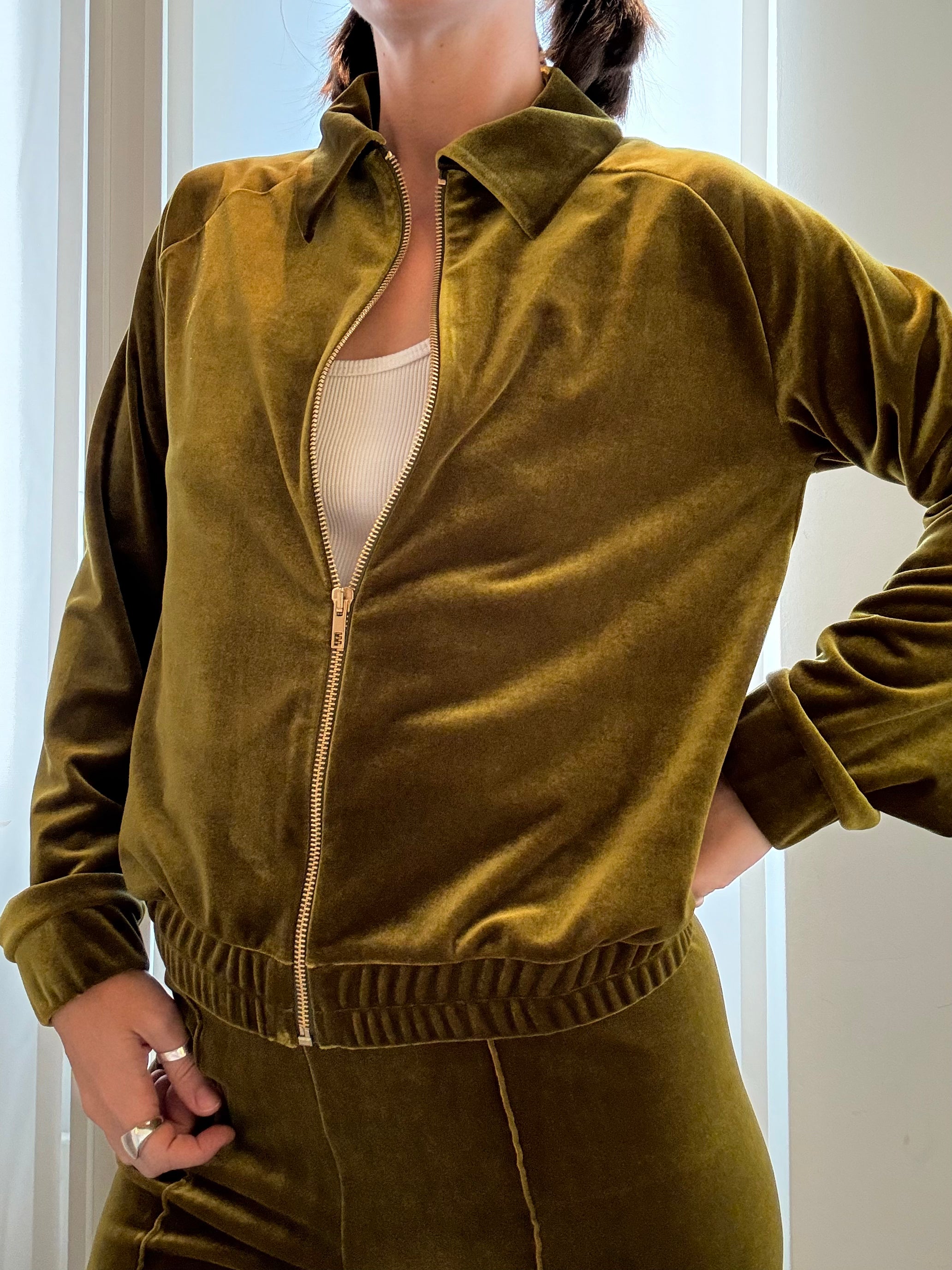 Simone Wild grün-gelbe Blouson-Jacke aus Samt am Model, Detailfoto Vorderseite 3
