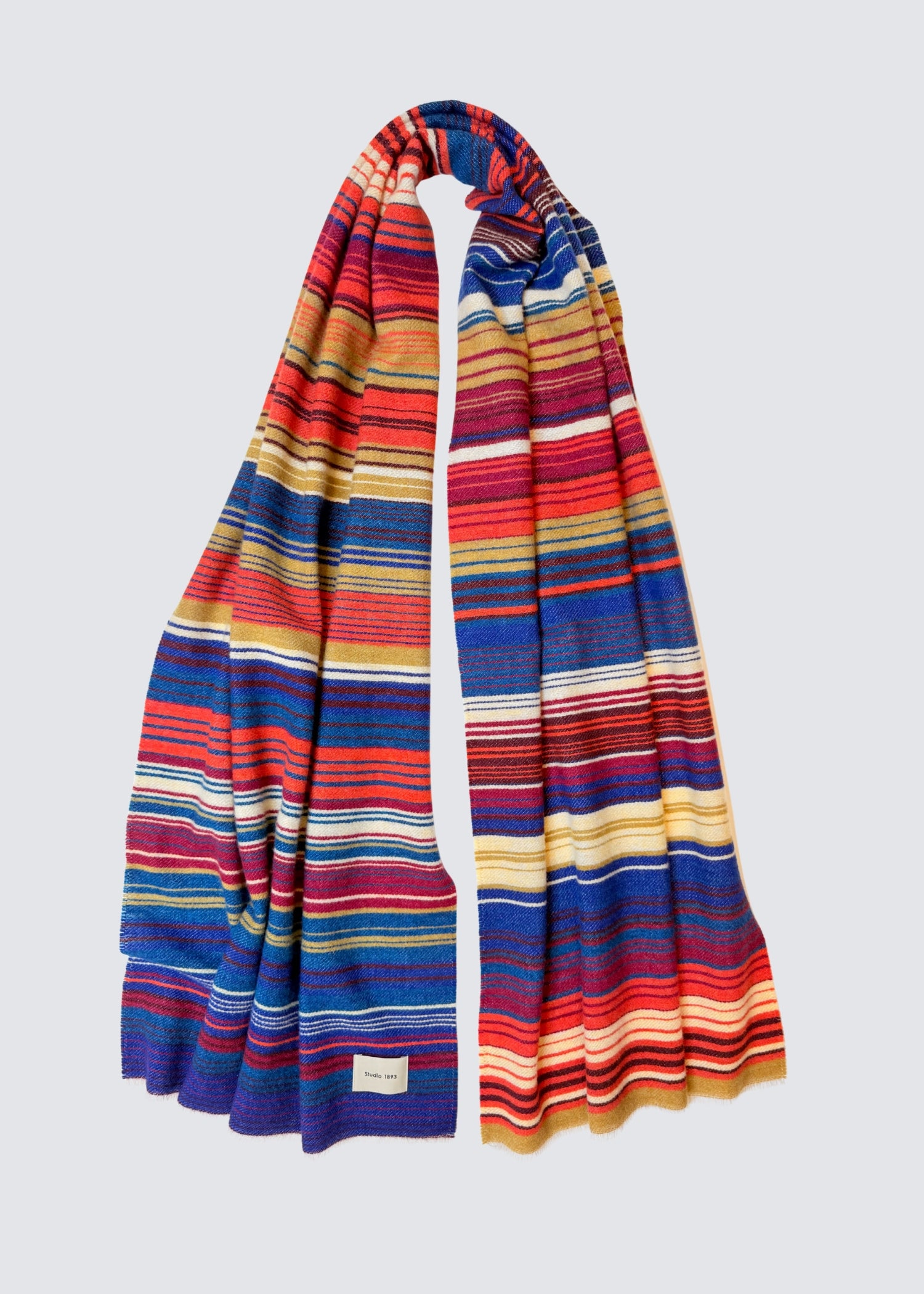 studio 1893 100% Wollschal, mit ausgefranstem Saum. Bunt gestreift. Ocker und Dunkelblau. Flatshot, zusammengelegt.
