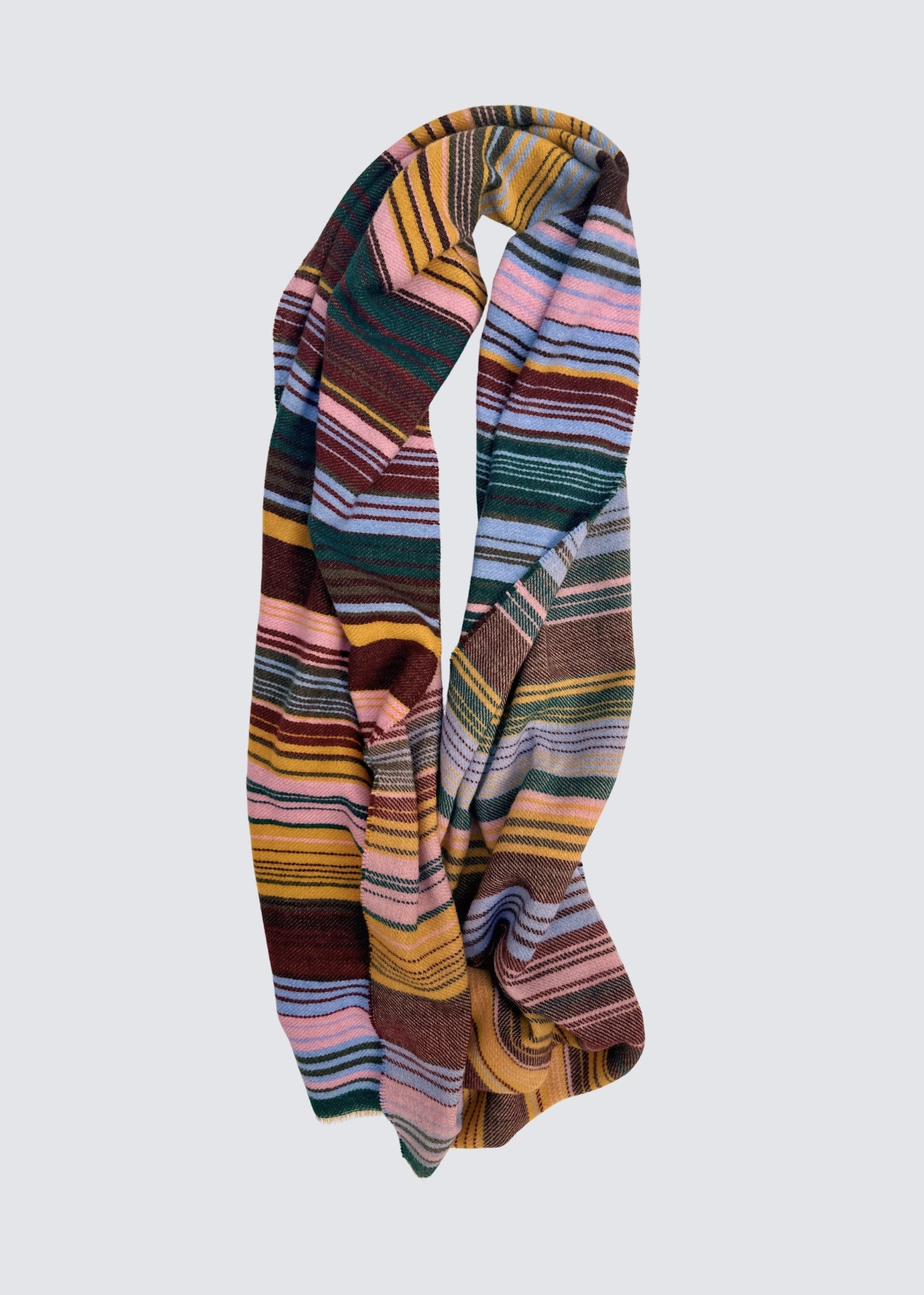 studio 1893 100% Wollschal, mit ausgefranstem Saum. Bunt gestreift. Ocker und Hellblau. Flatshot, zusammengelegt.