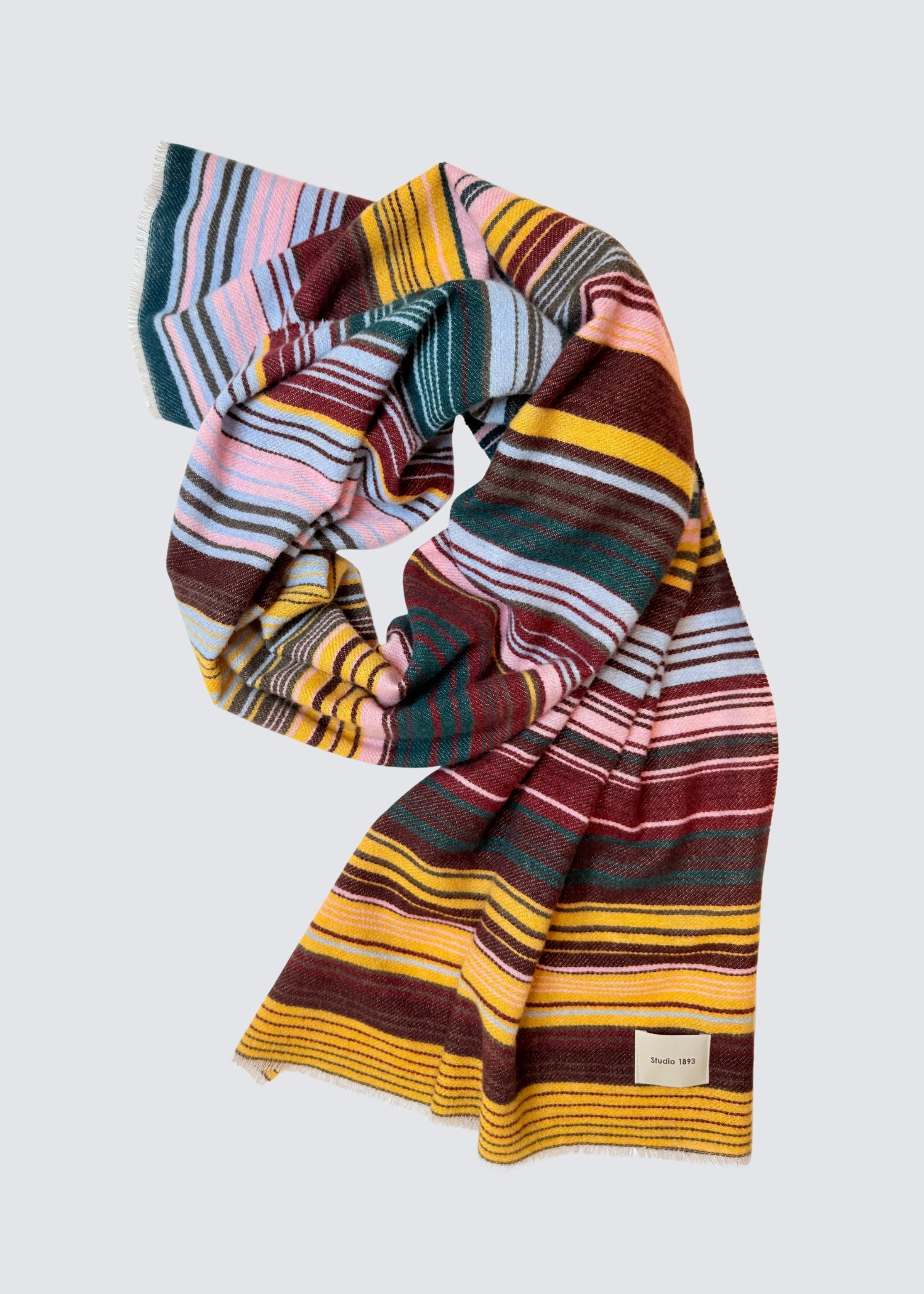 studio 1893 100% Wollschal, mit ausgefranstem Saum. Bunt gestreift. Ocker und Hellblau. Flatshot, zusammengelegt.