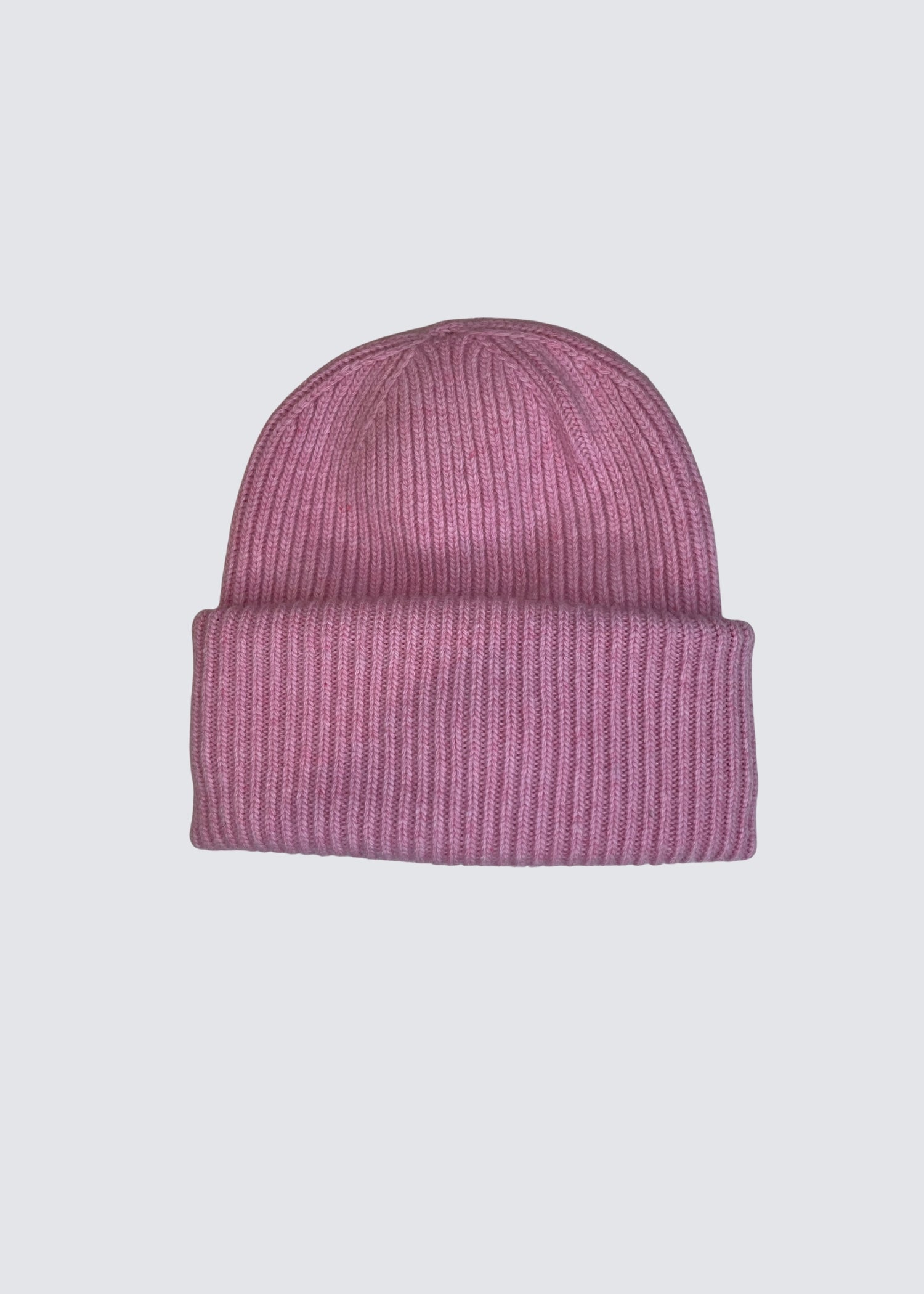 Rosa Farbende Mütze mit breitem Bund. Flat Shot.