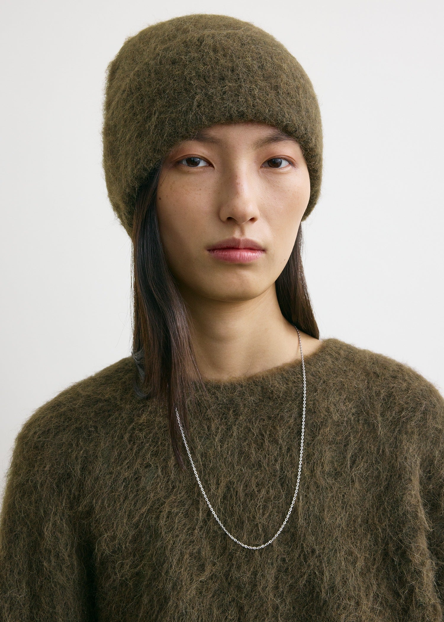 toteme braune mütze aus alpakagemisch - modelfoto von vorn  