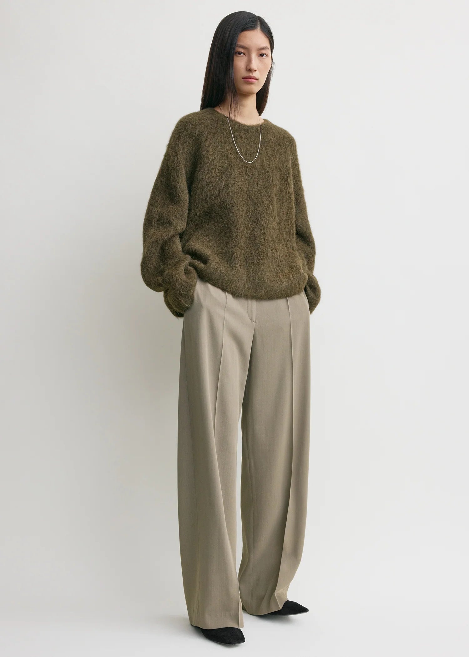 toteme brauner pullover aus alpakagemisch - modelfoto von vorn 