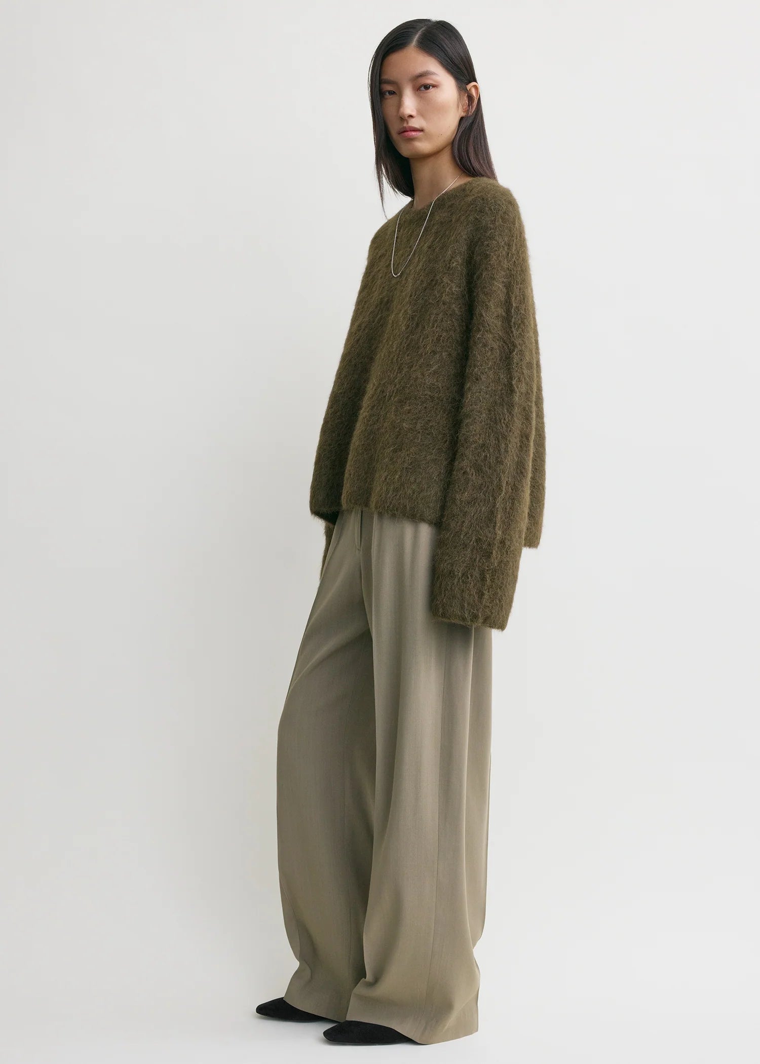 toteme brauner pullover aus alpakagemisch - modelfoto von der seite