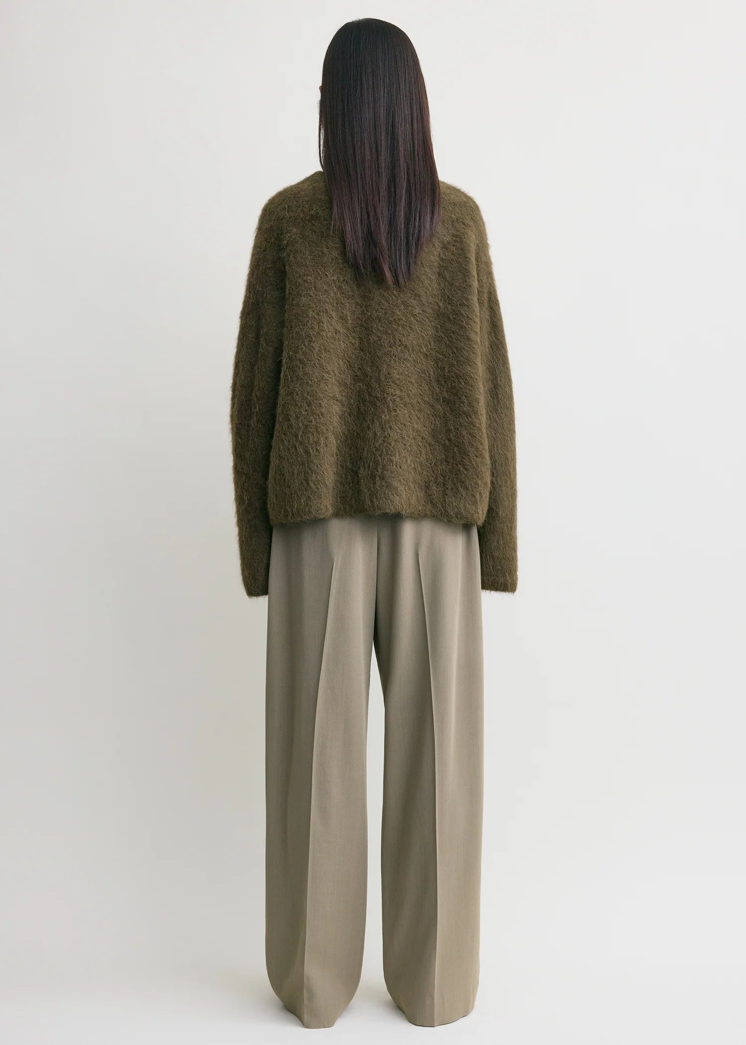 toteme brauner pullover aus alpakagemisch - modelfoto von hinten 