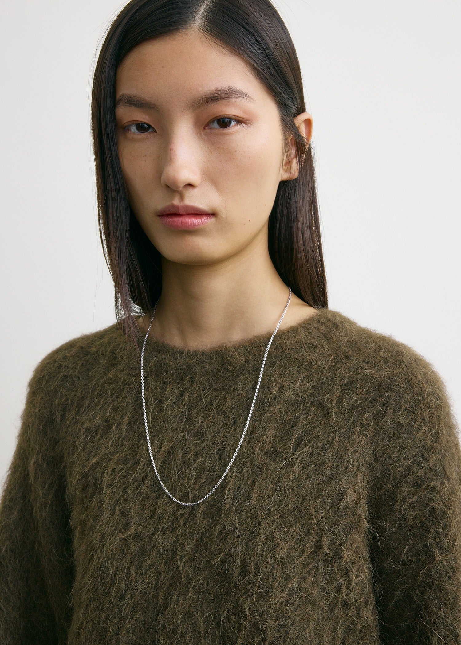 toteme brauner pullover aus alpakagemisch - modelfoto detailansicht kragen 