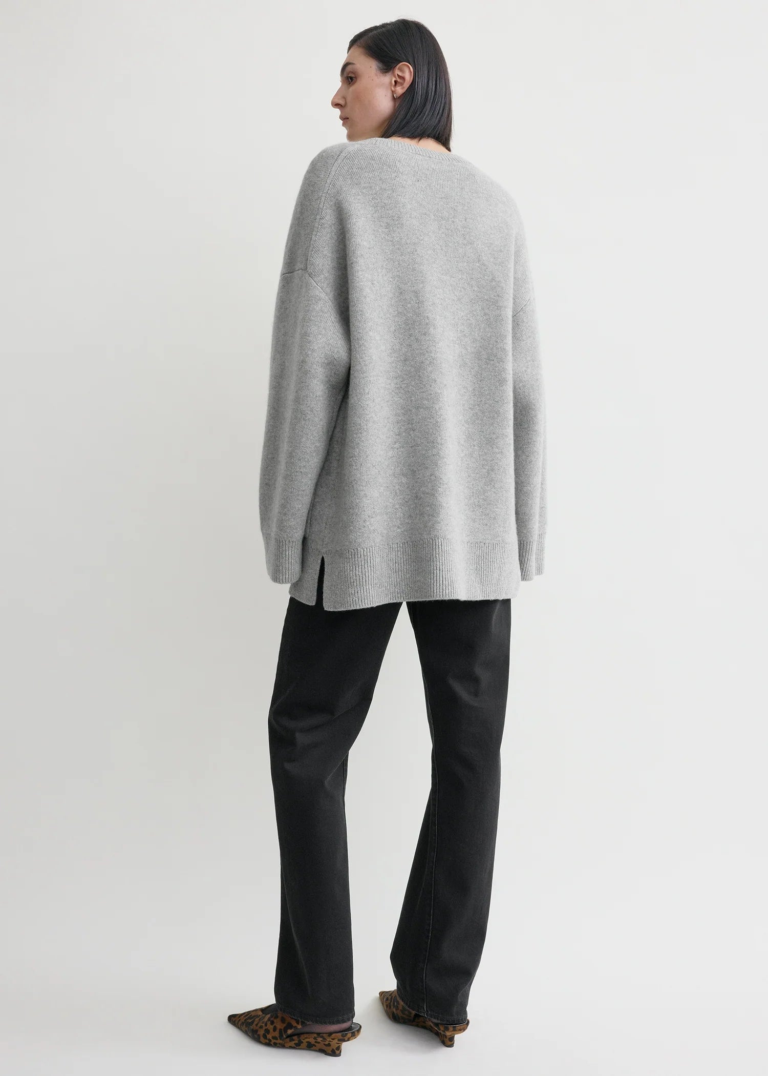 Toteme graue Strickjacke aus Kaschmir-Merino-Gemisch - Modelfoto von hinten