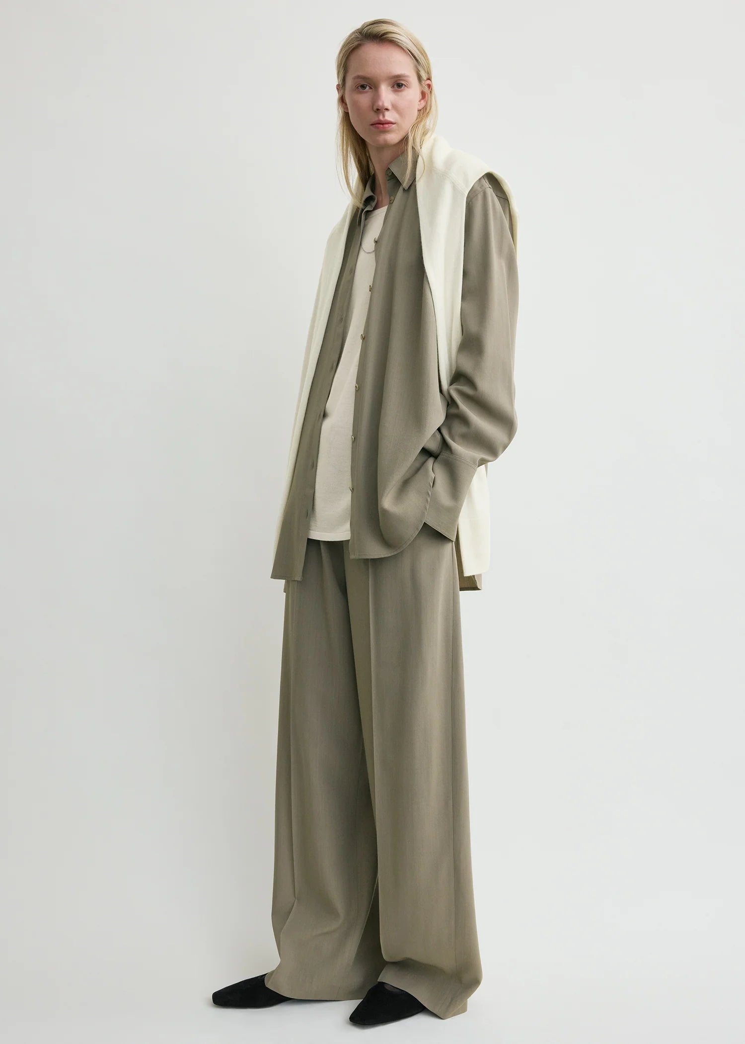 toteme taupefarbenes hemd aus viskosegemisch - modelfoto von der seite