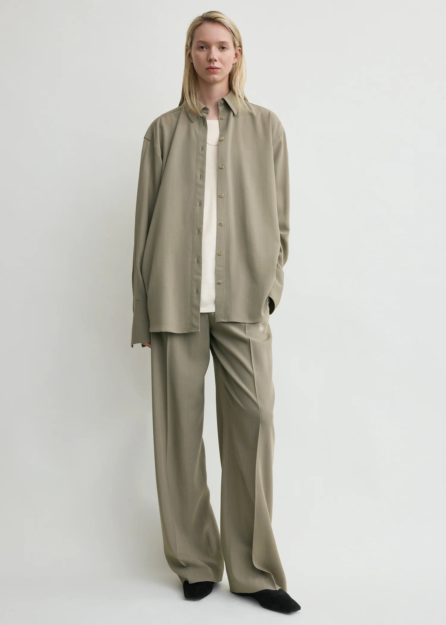 toteme taupefarbenes hemd aus viskosegemisch - modelfoto von vorn 
