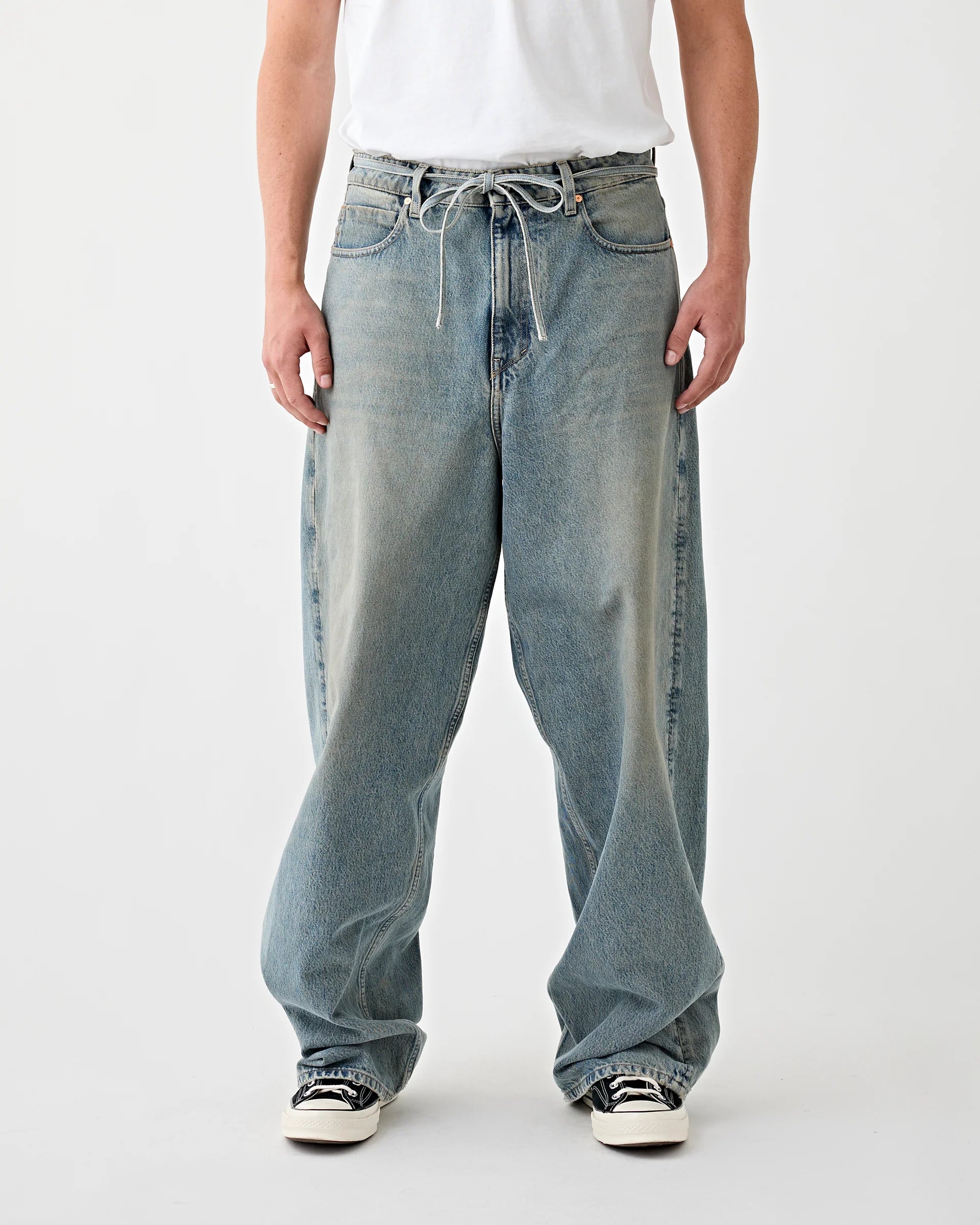 Tenue blaue Jeans aus Baumwolle - Modelfoto von vorn 