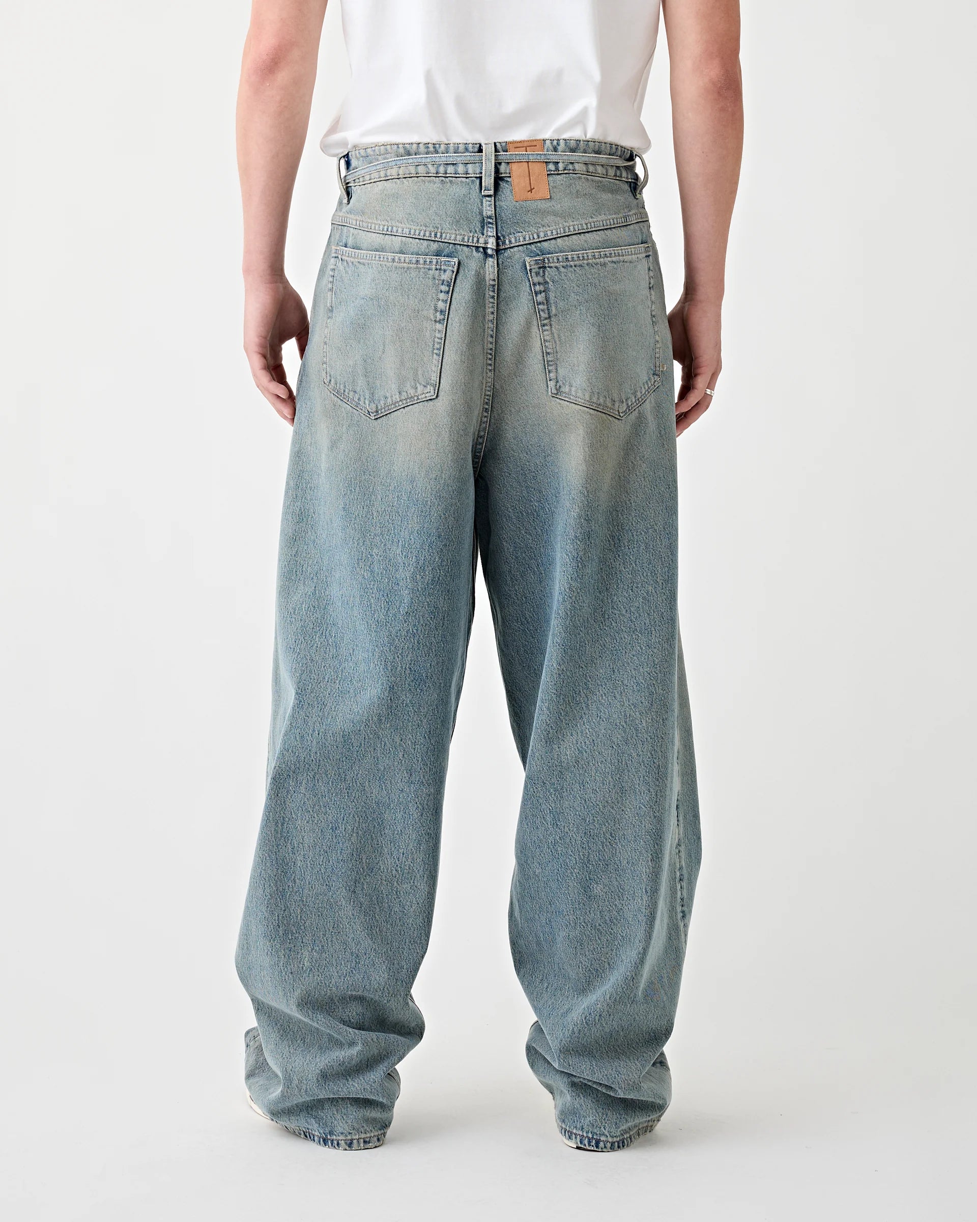 Tenue blaue Jeans aus Baumwolle - Modelfoto von hinten