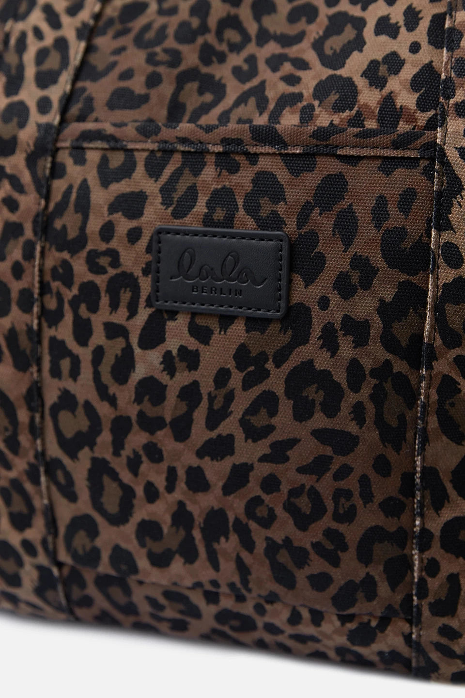 LALA BERLIN dunkelbraune Tasche mit Leopardenmuster aus Baumwolle - Detailansicht Logo-Patch 