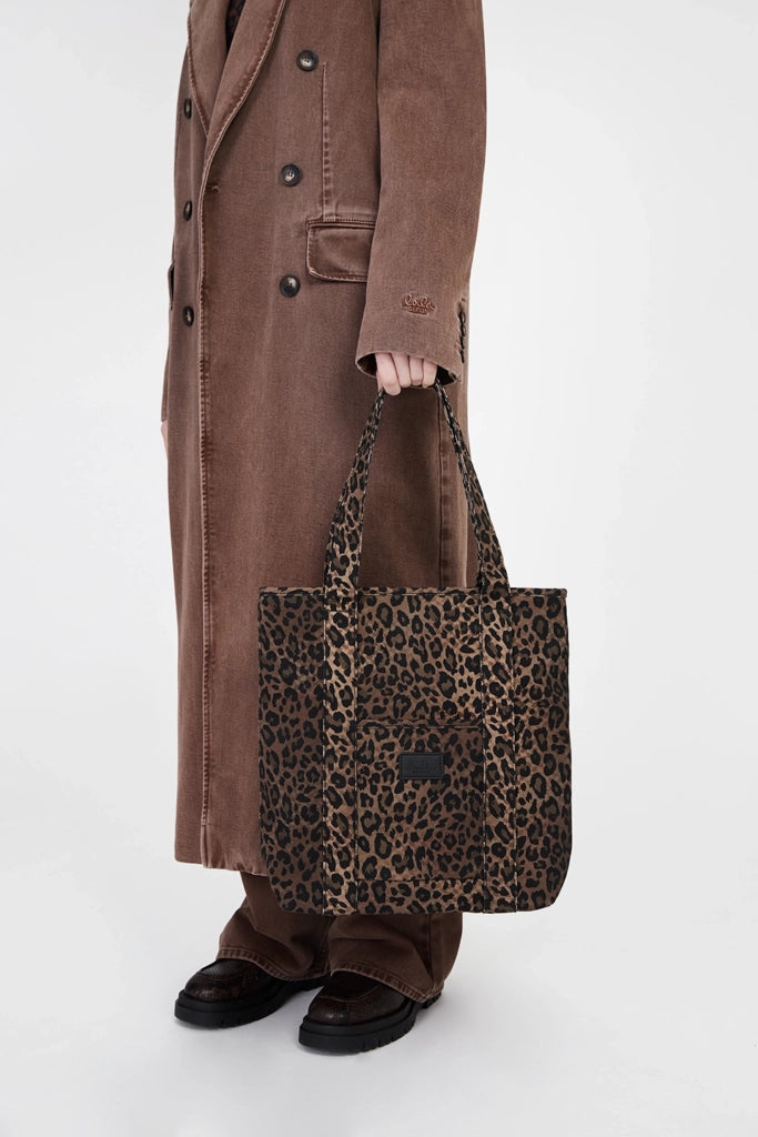 LALA BERLIN dunkelbraune Tasche mit Leopardenmuster aus Baumwolle - Modelfoto 
