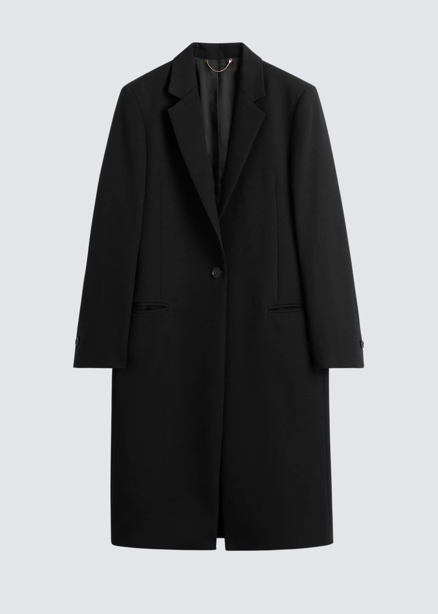 Schwarzer Mantel mit Reverskrage und einem Knopf. Flat Shot.