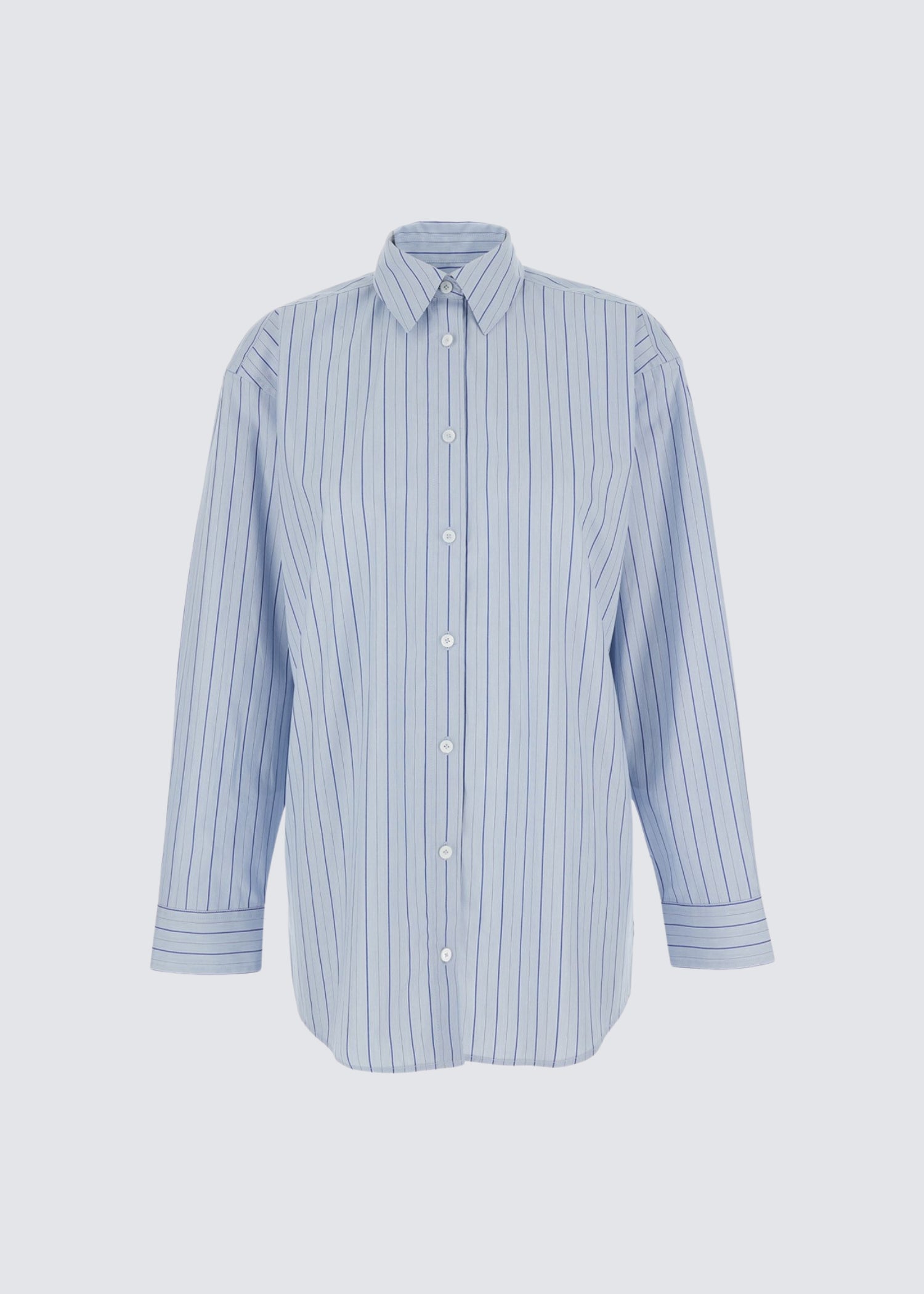 Gestreiftes Totem Hemd in Hellblau. Stehkragen. Flat Shot.