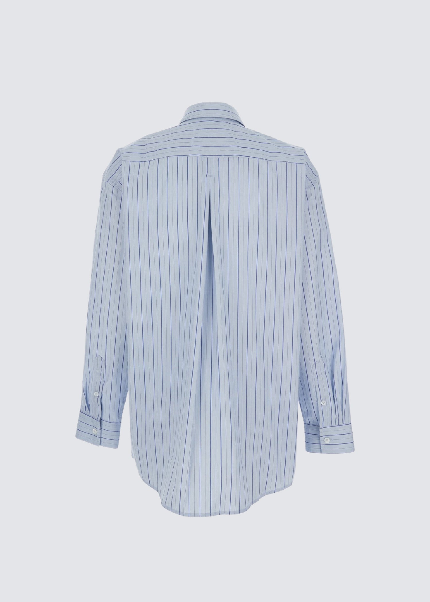 Gestreiftes Totem Hemd in Hellblau. Stehkragen. Flat Shot, Rückseite.